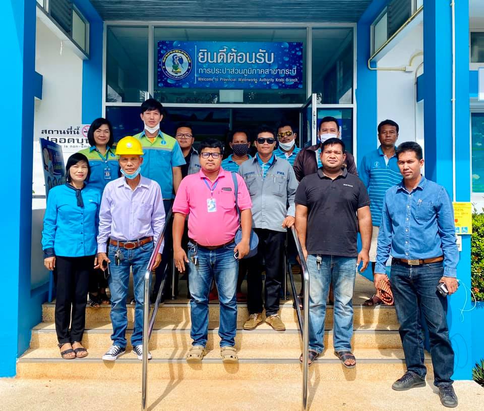 การประปาส่วนภูมิภาคสาขากระบี่ ดำเนินงานตามแผนบริหารจัดการน้ำสูญเสีย เดินหน้าลงพื้นที่ ม.7 ต.ไสไทย อำเภอเมืองกระบี่ และถนนกระบี่ ตำบลปากน้ำ อำเภอเมืองกระบี่ จังหวัดกระบี่ เดินเท้าหาท่อแตกรั่ว เพื่อลดการเกิดน้ำสูญเสีย