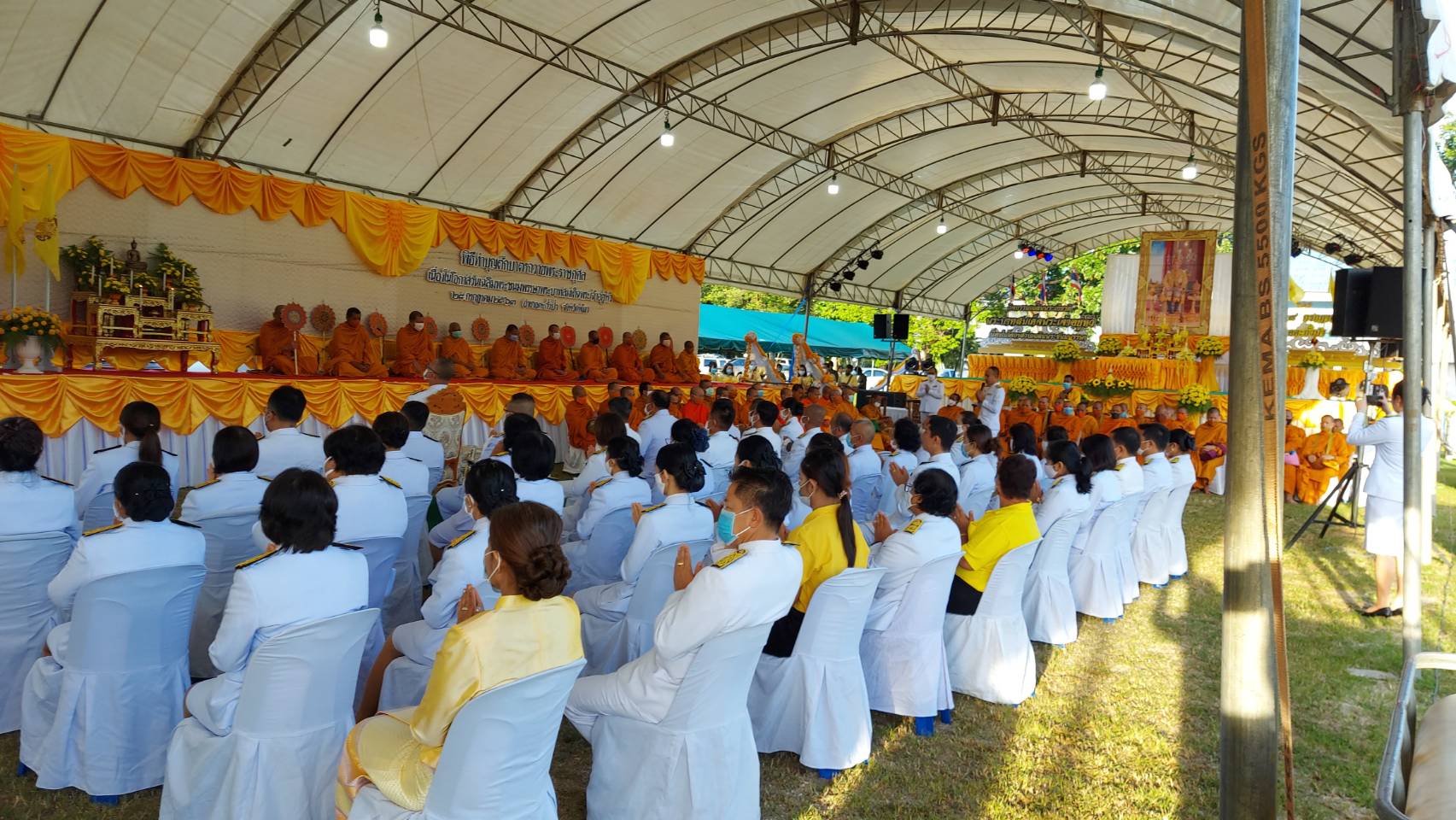 ผู้จัดการการประปาส่วนภูมิภาคสาขาตะกั่วป่า จ.ส.ต.สุเทพ  ลี้ยุทธานนท์ พร้อมด้วยพนักงานในสังกัด ร่วมกิจกรรมเฉลิมพระเกียรติพระบาทสมเด็จพระเจ้าอยู่หัว เนื่องในโอกาสวันเฉลิมพระชนมพรรษา