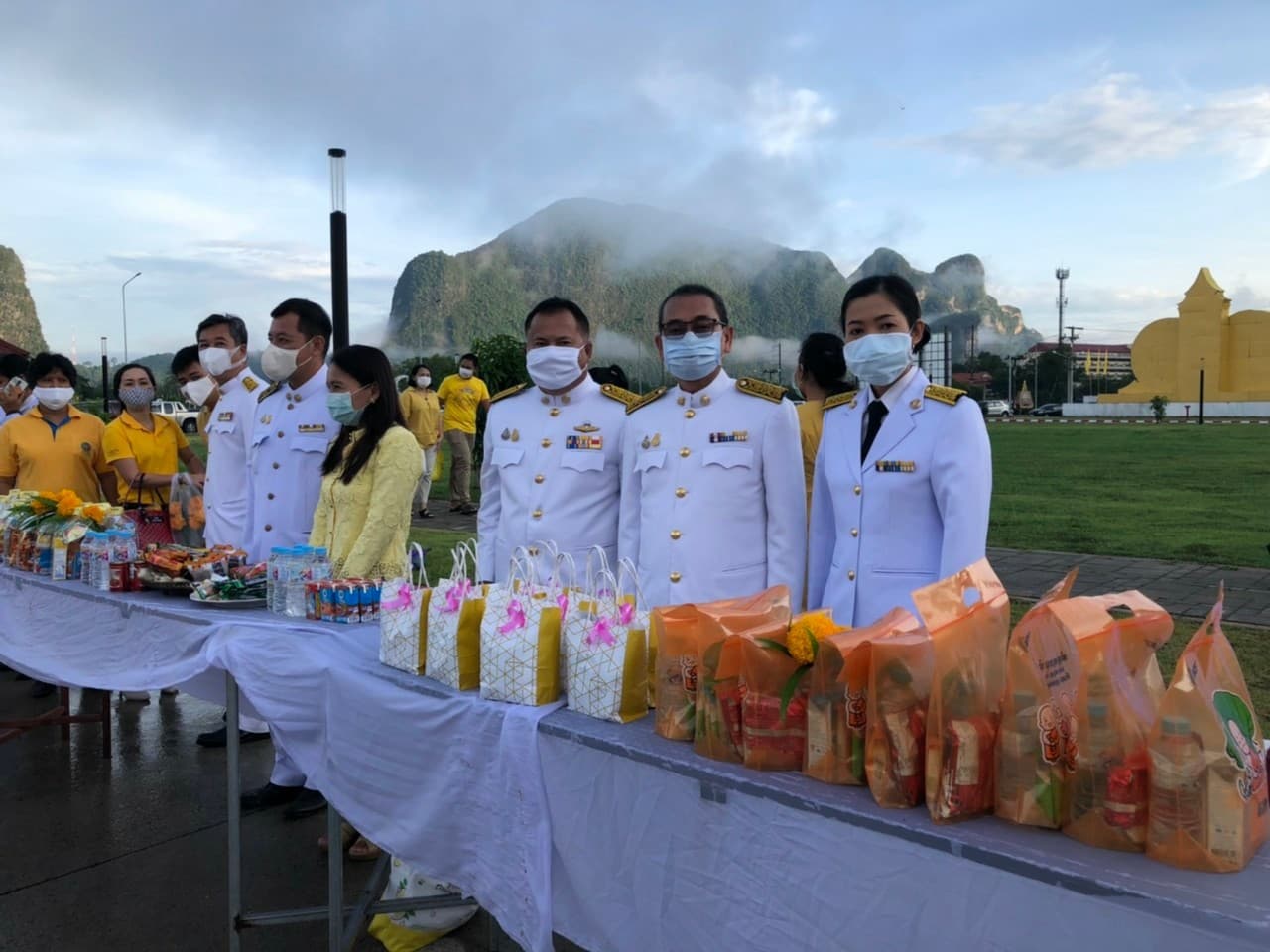 เข้าร่วมกิจกรรมทำบุญตักบาตรถวายเป็นพระราชกุศล เฉลิมพระเกียรติพระบาทสมเด็จพระเจ้าอยู่หัว