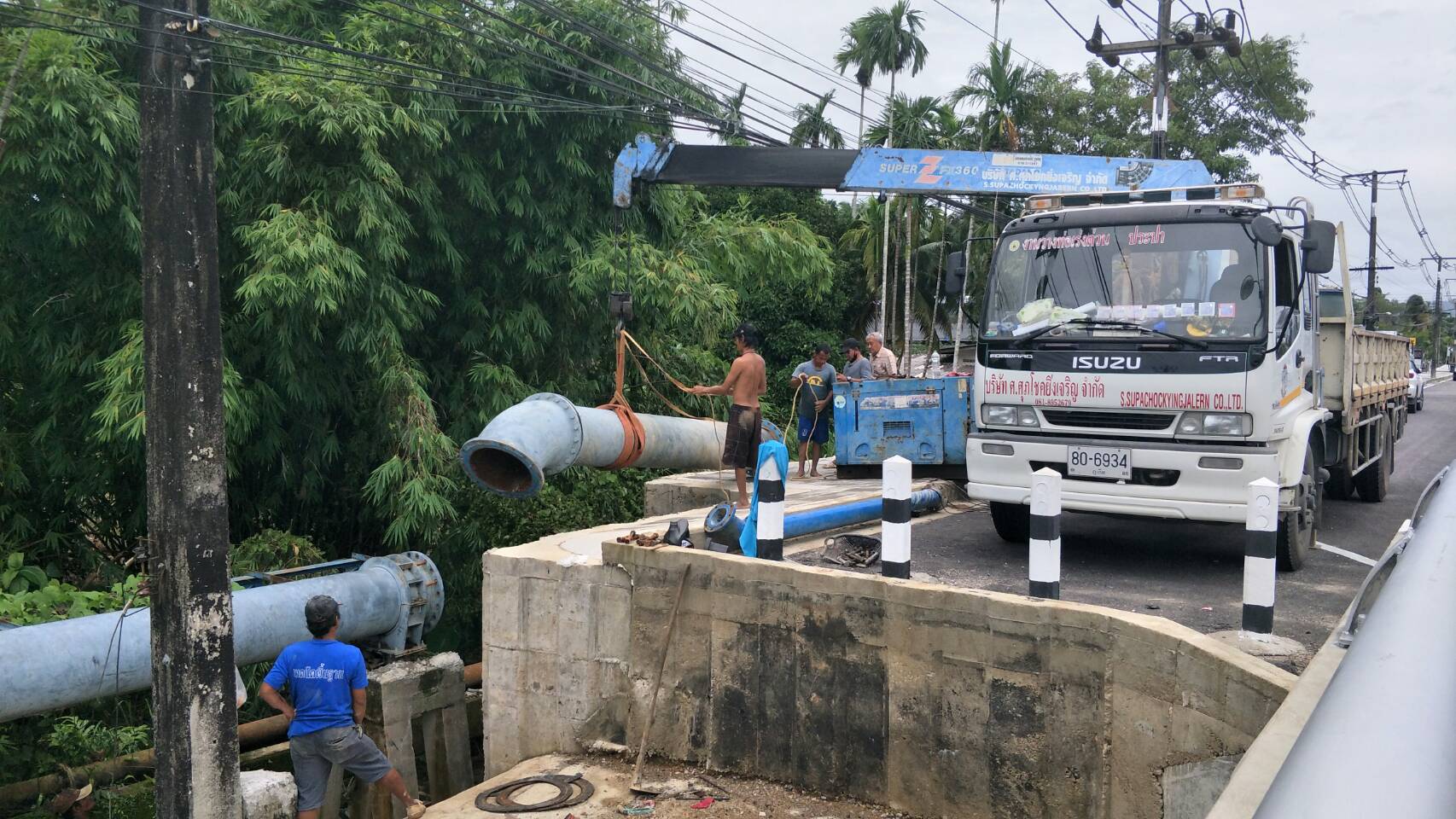 การประปาส่วนภูมิภาคสาขาตะกั่วป่า ซ่อมท่อส่งน้ำขึ้นบนถังน้ำใสเขาแหลมหินช้าง ขนาด 500 มม.