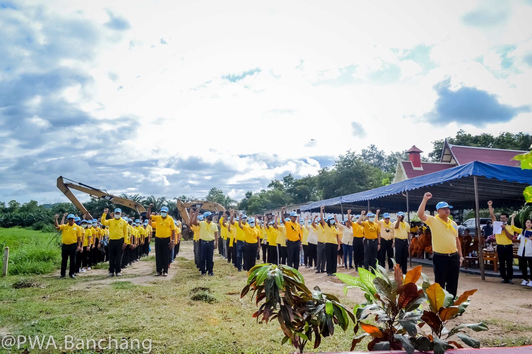สาขาบ้านฉาง ร่วมกิจกรรมจิตอาสากำจัดผักตบ เนื่องในวันมหิดล