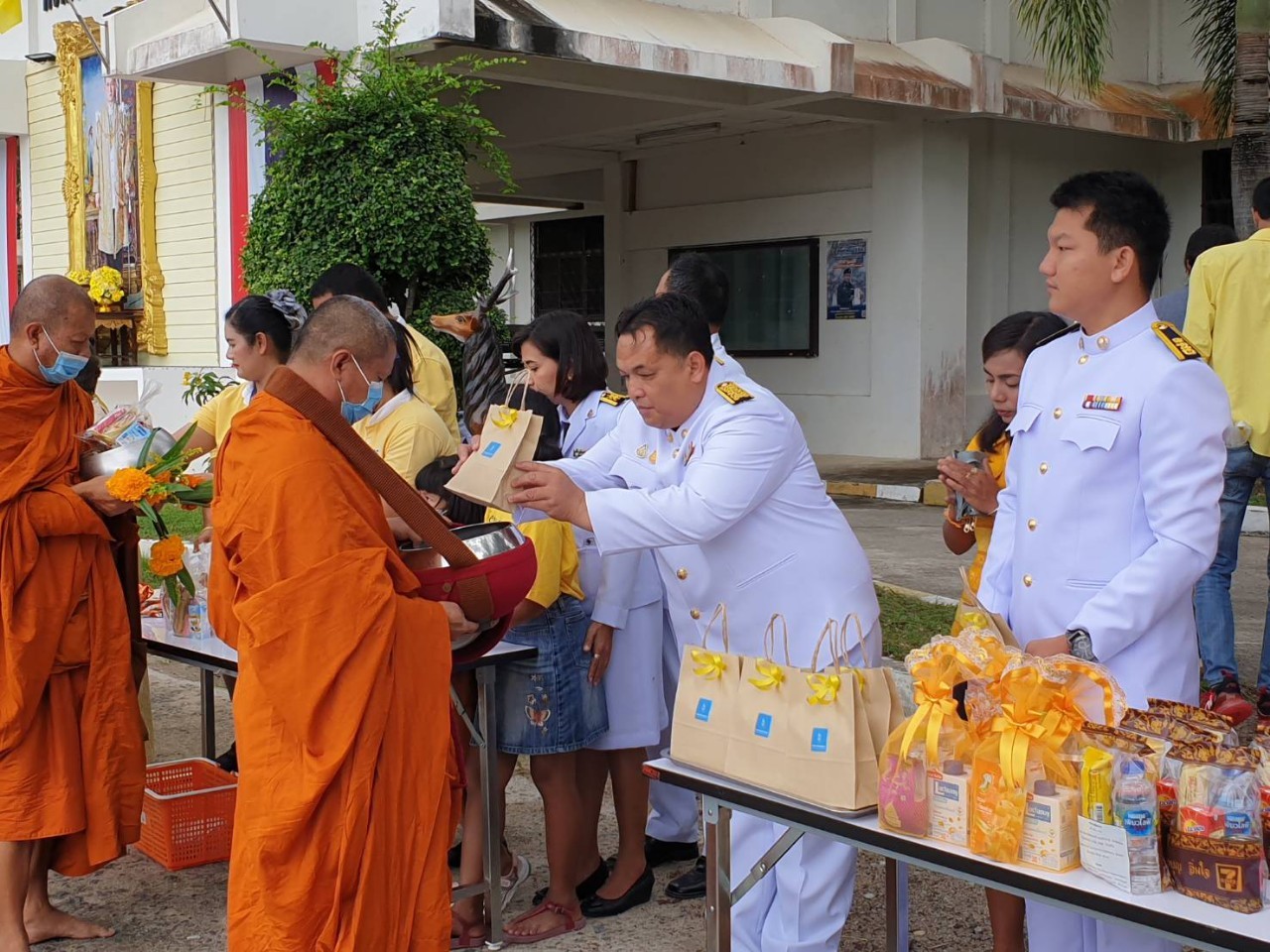 การประปาส่วนภูมิภาคสาขาเกาะพะงัน ร่วมพิธีทำบุญตักบาตร พร้อมทั้งวางพวงมาลาและพิธีถวายบังคม น้อมรำลึกเนื่องในวันคล้ายวันสวรรคตพระบาทสมเด็จพระบรมชนกาธิเบศรมหาภูมิพลอดุลยเดชมหาราช บรมนาถบพิตร เพื่อถวายเป็นพระราชกุศลและรำลึกในพระมหากรุณาธิคุณที่พระองค์มีต่อปวงชนชาวไทย