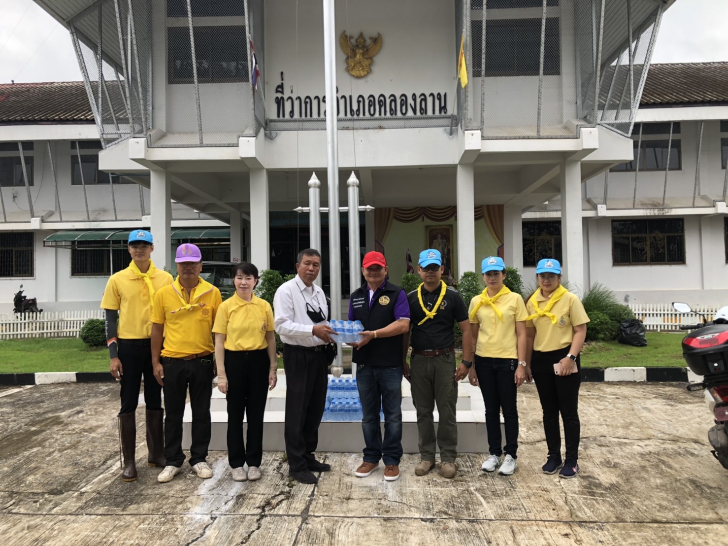 กปภ.สาขากำแพงเพชร สนับสนุนน้ำดื่มตราสัญลักษณ์ กปภ.โครงการจิตอาสาพัฒนาอำเภอคลองลาน