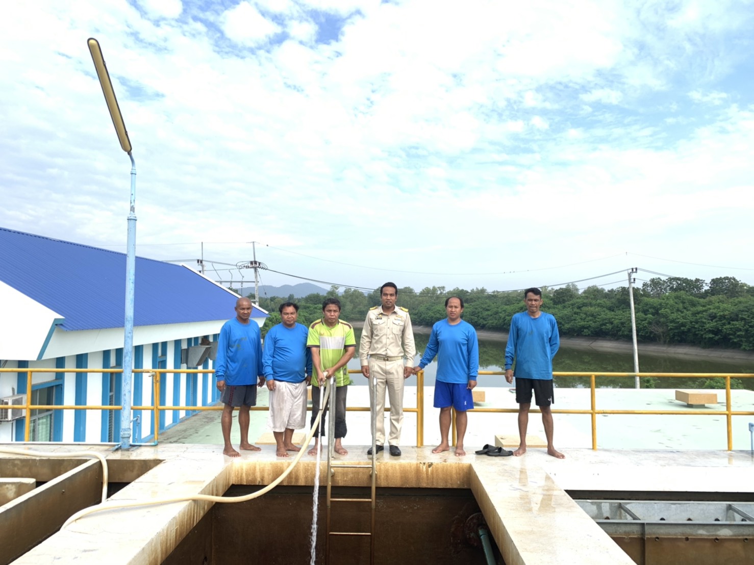 กปภ.สาขาพนมทวน ปฏิบัติตามแผนงานโครงการ WSP ล้างถังตกตะกอนประจำเดือน ตุลาคม ๒๕๖๓
