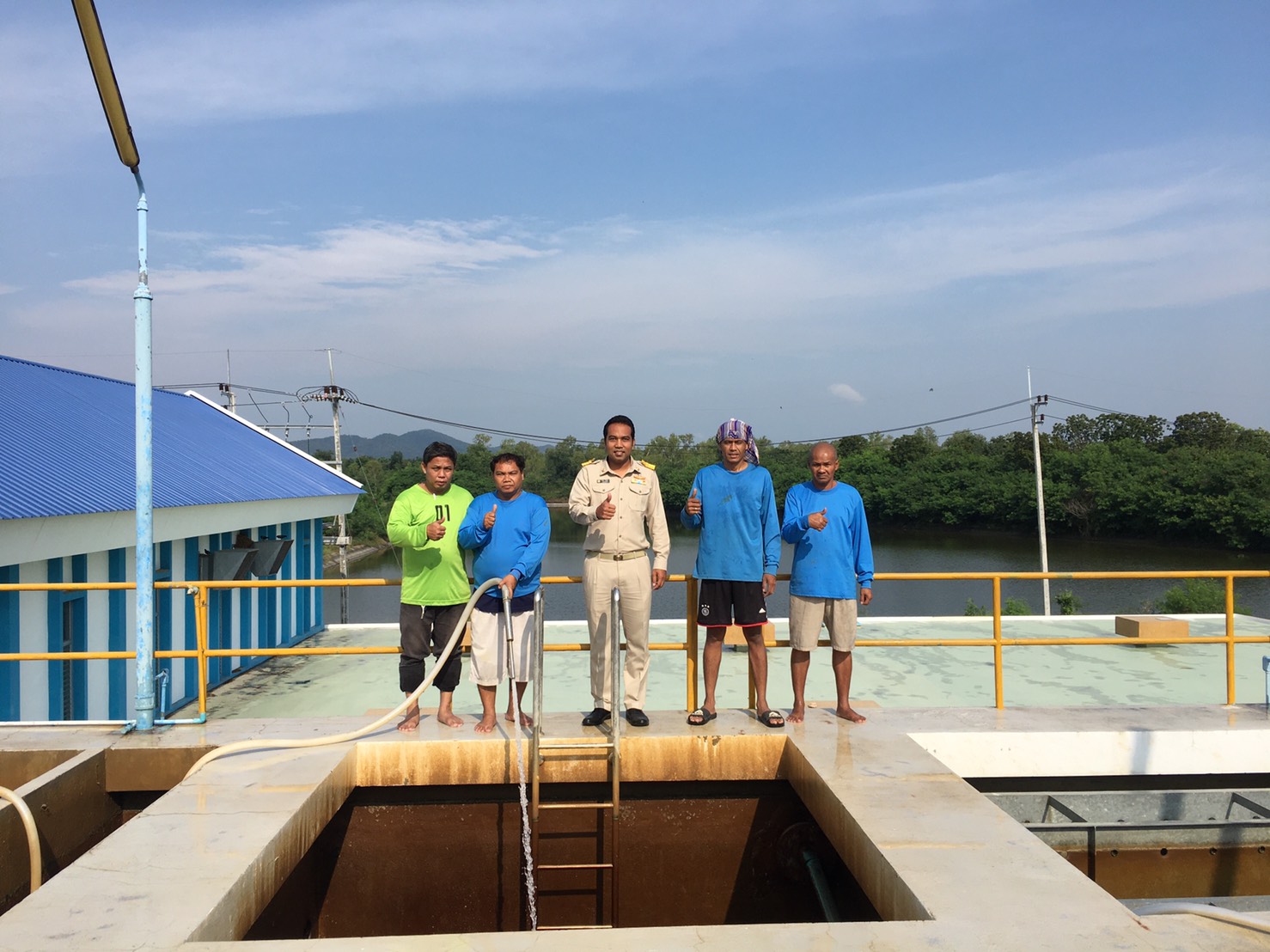 กปภ.สาขาพนมทวน ปฏิบัติงานตามแผนโครงการจัดการน้ำสะอาด ล้างถังตกตะกอนประจำเดือน พฤศจิกายน ๒๕๖๓