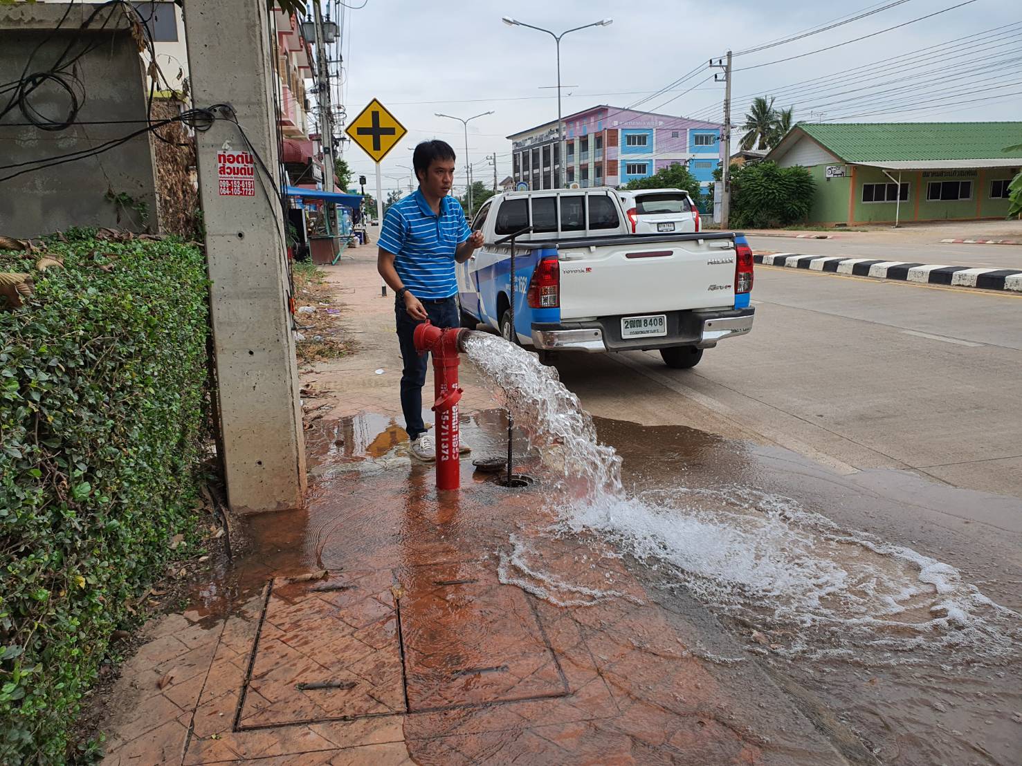 กปภ.สาขากำแพงเพชร เร่งระบายอากาศหลังตัดประสานท่อ HDPE ขนาด 225 มม. หน้าศูนย์ราชการ เพื่อสร้างความมั่นใจให้กับผู้ใช้น้ำ