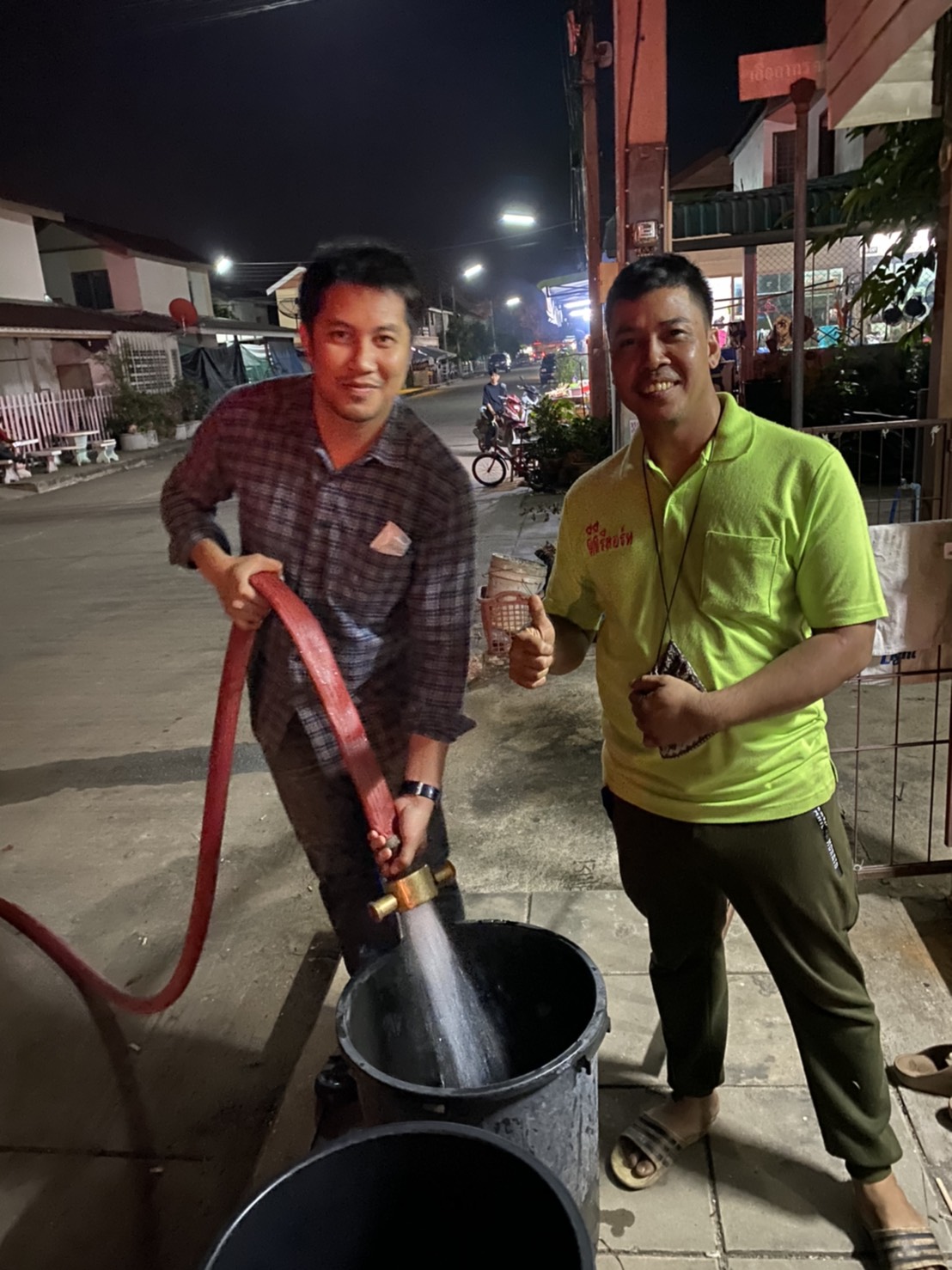 กปภ.สาขากำแพงเพชร เร่งแจกจ่ายน้ำประปาให้ประชาชนโดยไม่คิดมูลค่า หลังน้ำประปาไม่ไหลจากการซ่อมท่อประปาขนาด PVC 400 มม.