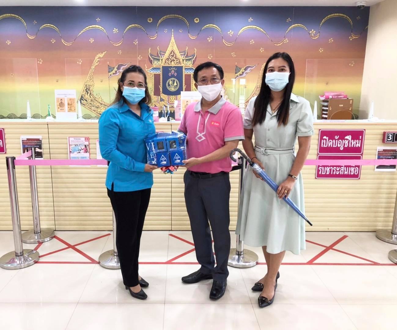 การประปาส่วนภูมิภาคสาขานาทวี ลงพื้นที่พบปะลูกค้าประเภทห้างสรรพสินค้าและธนาคาร พร้อมมอบของที่ระลึกตราสัญลักษณ์ กปภ.