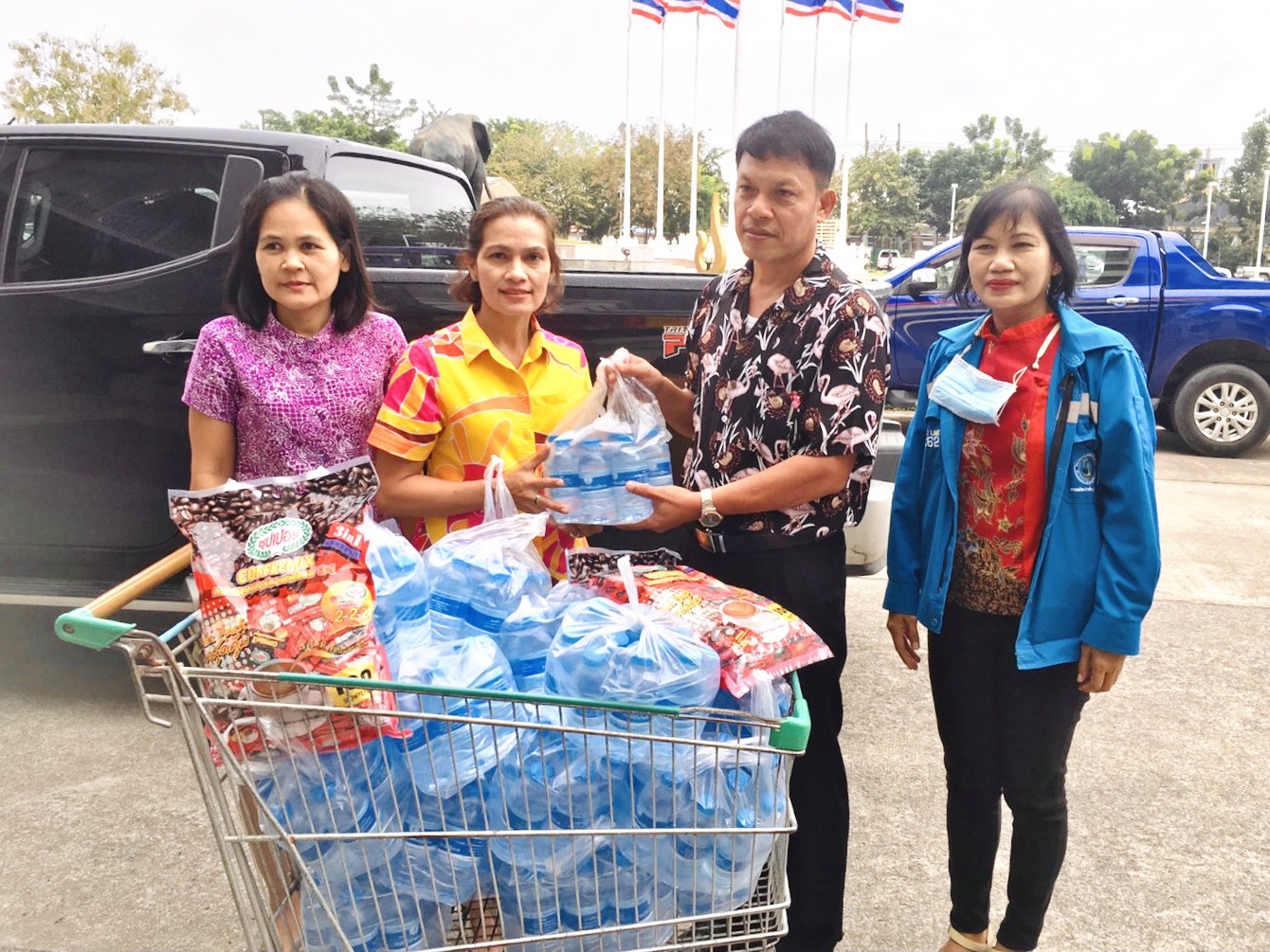 การประปาส่วนภูมิภาคสาขากระบี่ มอบน้ำดื่มบรรจุขวดตราสัญลักษณ์ กปภ. พร้อมกาแฟบรรจุซอง สนับสนุนจุดตรวจ จุดบริการประชาชน ช่วงเทศกาลปีใหม่ พ.ศ.2564