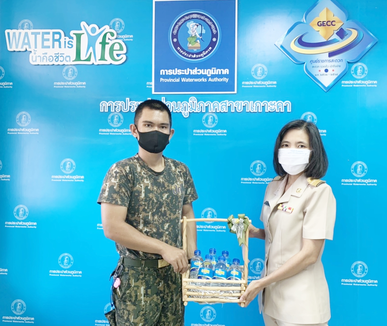 กปภ.สาขาเกาะคา สนับสนุนน้ำดื่มบรรจุขวดตราสัญลักษณ์ให้กับอำเภอเกาะคา เพื่อดำเนินการตั้งจุดตรวจ/จุดบริการในช่วงเทศกาลปีใหม่ พ.ศ. 2564