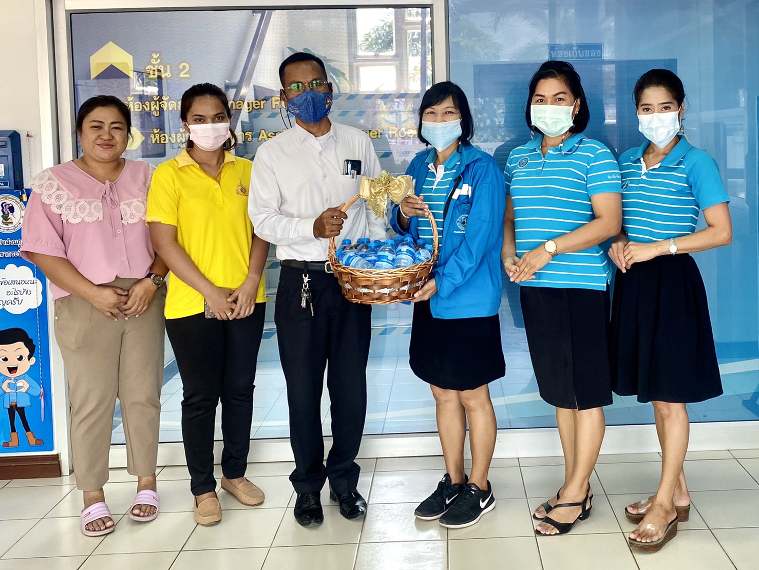 การประปาส่วนภูมิภาคสาขากระบี่ มอบน้ำดื่มบรรจุขวดตราสัญลักษณ์ กปภ. ในกิจกรรมส่งน้ำใจให้น้ำดื่ม แก่สำนักงานเกษตรอำเภอเมืองกระบี่ สนับสนุนใช้กิจกรรมวันถ่ายทอดเทคโนโลยีเพื่อเริ่มต้นฤดูกาลผลผลิตใหม่ (Field Day) ปี 2564