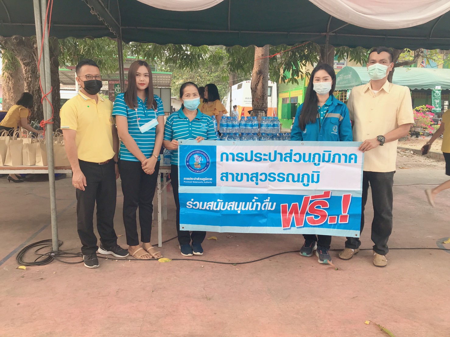 กปภ.สาขาสุวรรณภูมิ สนับสนุนน้ำดื่มตราสัญลักษณ์ กปภ. หน่วยแพทย์เคลื่อนที่ พอ.สว. และโครงการจังหวัดเคลื่อนที่ ประจำปี 2564