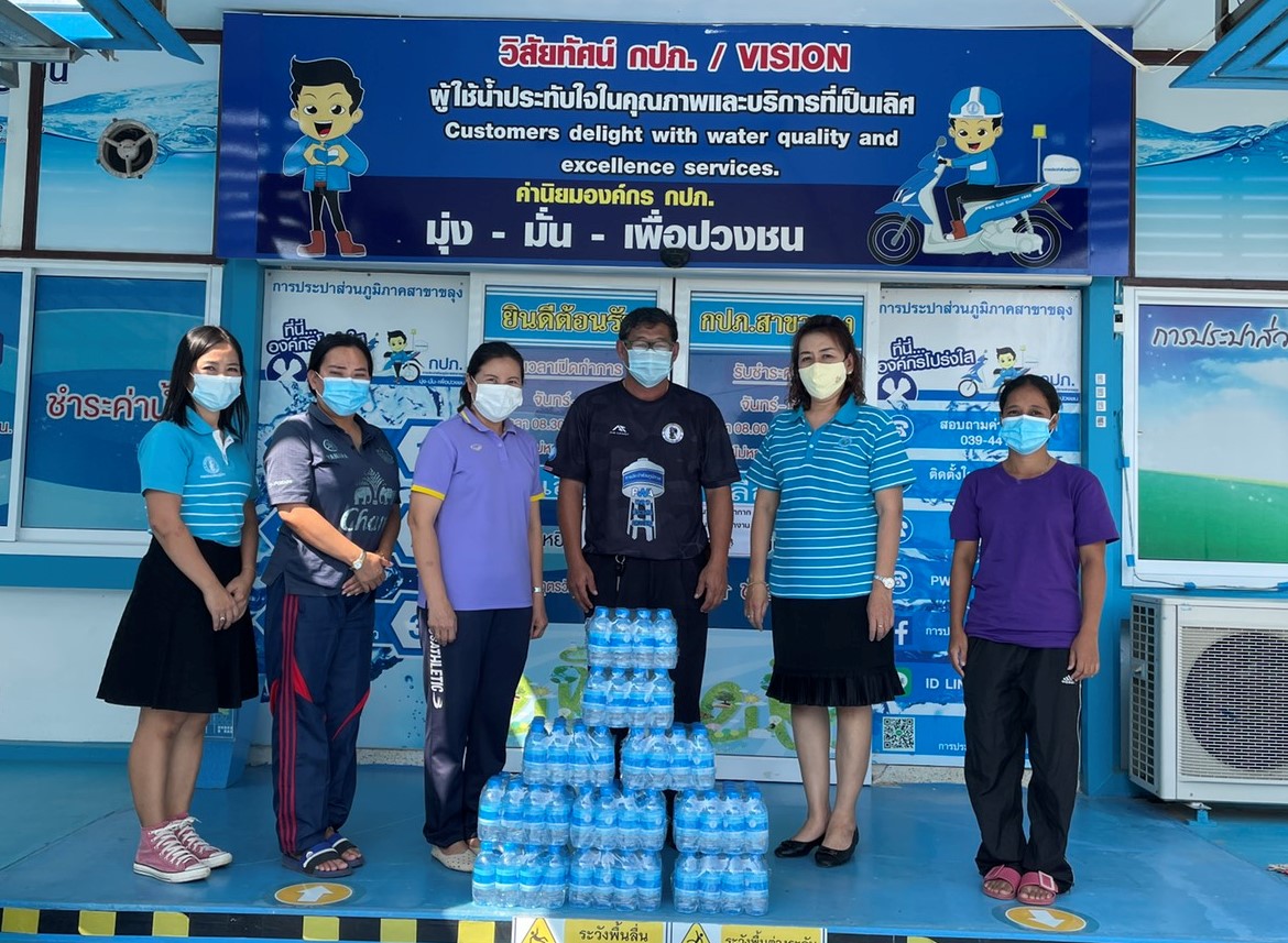 กปภ.สาขาขลุง มอบน้ำดื่มบรรจุขวดตราสัญลักษณ์ กปภ.