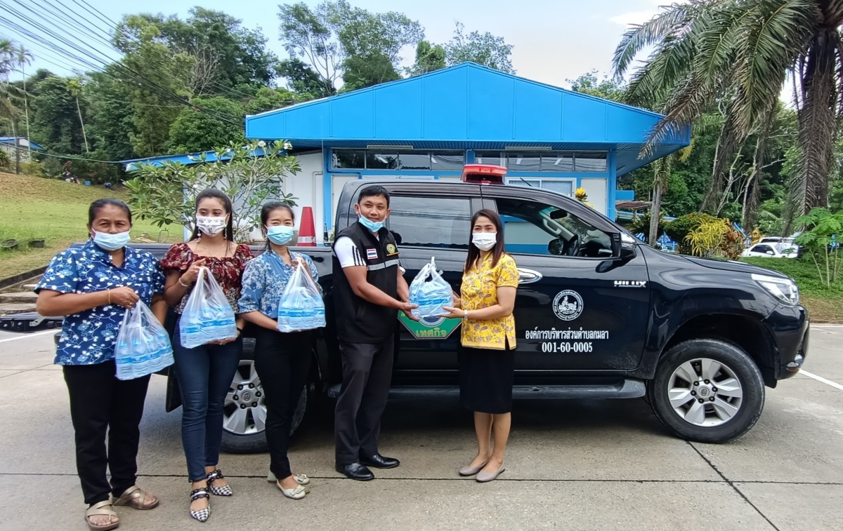 กปภ.สาขาภูเก็ต มอบน้ำดื่มบรรจุขวดตราสัญลักษณ์ กปภ.ให้องค์การบริหารส่วนตำบลกมลา