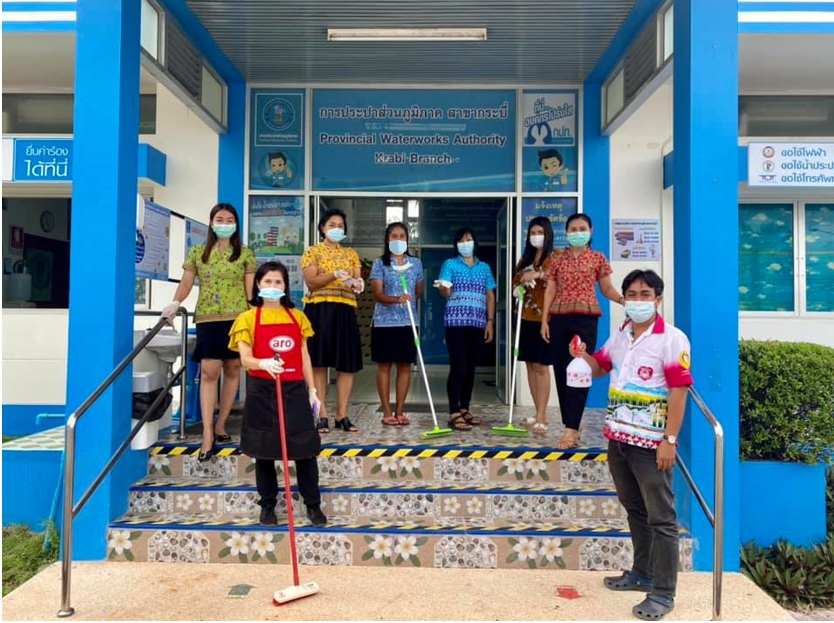 การประปาส่วนภูมิภาคสาขากระบี่ จัดกิจกรรม Big Cleaning Day คุมเข้มมาตรการป้องกันสร้างความปลอดภัยผู้ใช้น้ำและเจ้าหน้าที่ผู้ปฏิบัติงาน เพื่อความสะดวกและสบายใจของผู้มาใช้บริการยัง กปภ.สาขา ในช่วงของการแพร่ระบาดเชื้อโคโรน่าไวรัส (Covic-19)