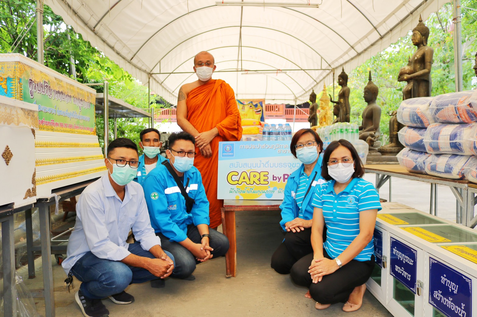 กปภ.สาขาปทุมธานี สนับสนุนน้ำดื่มตราสัญลักษณ์ กปภ. ให้กับวัดชินวราราม,วัดบางหลวง และวัดอัมพุวราราม เพื่อร่วมทำโรงทานให้บริการแก่ประชาชนที่ได้รับผลกระทบจากเชื้อไวรัส Covid-19