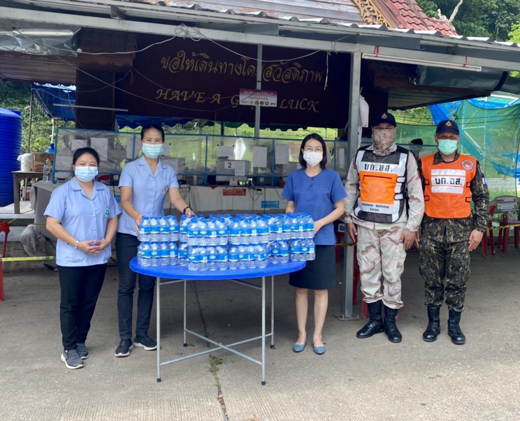 กปภ.สาขาน่าน โดยนายเรืองเดช ริกากรณ์ ผู้จัดการการประปาส่วนภูมิภาคสาขาน่าน ได้มอบหมายให้หัวหน้างานจัดเก็บรายได้ นำน้ำดื่มบรรจุขวดตราสัญลักษณ์ กปภ. มอบให้กับคณะเจ้าหน้าที่สาธารณสุข, เจ้าหน้าที่กรมการปกครอง, ทหาร, ตำรวจ, อสม. และผู้ที่เกี่ยวข้อง ที่ปฏิบัติหน้าที่ในการคัดกรองผู้ป่วย Covid-19 ณ ด่านบ้านห้วยน้ำอุ่น ต.อ่ายนาไลย อ.เวียงสา จ.น่าน เมื่อวันที่ 4 มิถุนายน 2564