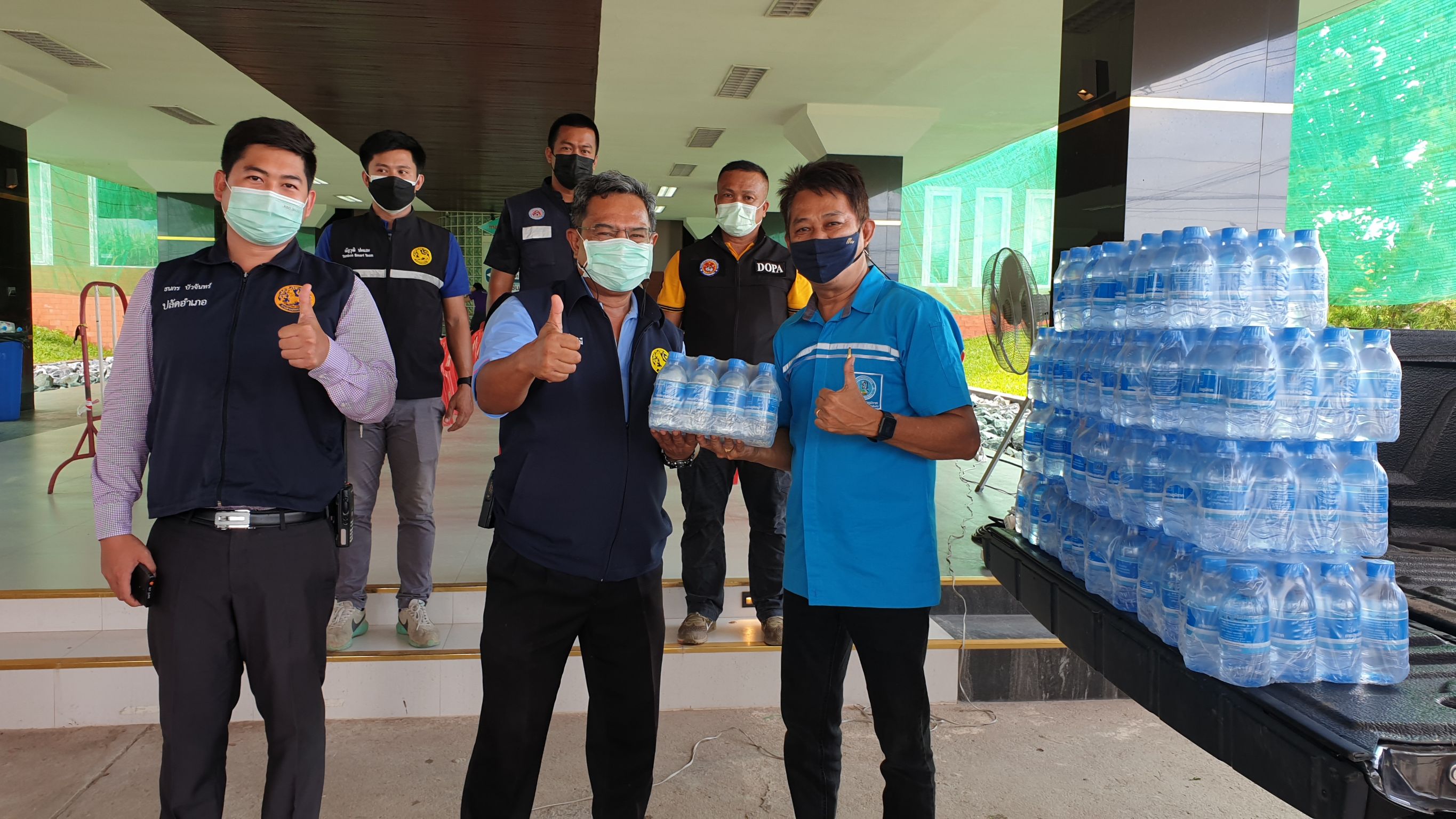 การประปาส่วนภูมิภาคสาขากำแพงเพชร  นำน้ำดื่มบรรจุขวดตราสัญลักษณ์ กปภ.สนับสนุนการให้บริการเจ้าหน้าที่ และประชาชนที่เข้าฉีดวัคซีนป้องกันโรคไวัสโควิด-19