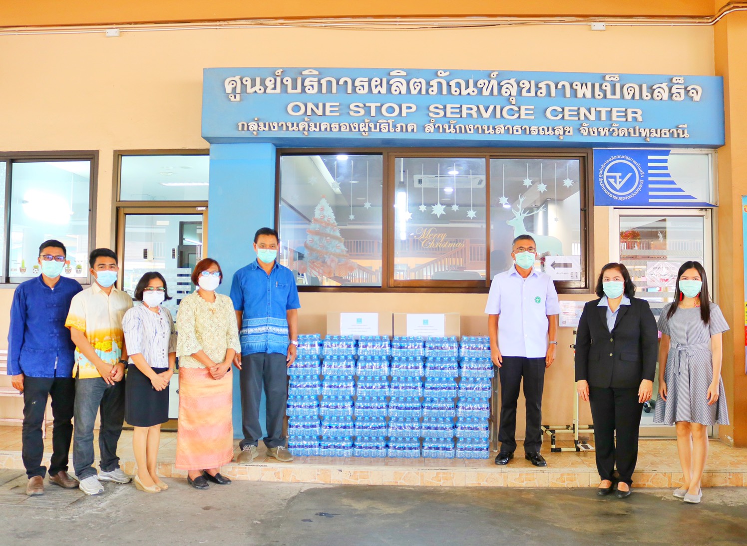 ให้แล้ว ให้อีก กปภ.สาขาปทุมธานี สนับสนุนน้ำดื่มตราสัญลักษณ์ กปภ. และขนม ให้กับบุคลากรทางการแพทย์จังหวัดปทุมธานี ครั้งที่ 2  เพื่อช่วยเหลือประชาชนที่ได้รับผลกระทบจากสถานการณ์การแพร่ระบาดของเชื้อไวรัส Covid-19 และแทนคำขอบคุณในให้บริการฉีดวัคซีน Covid-19