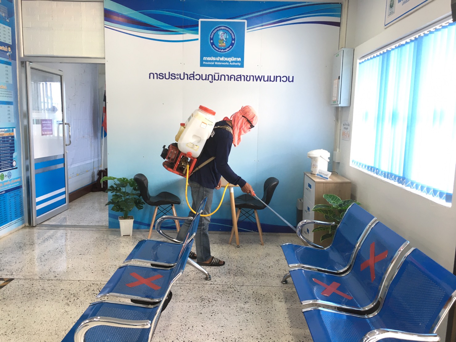 กปภ.สาขาพนมทวน ฉีดพ้นยาฆ่าเชื้อฯ ป้องกันการแพร่ระบาดของไวรัส Covid-19