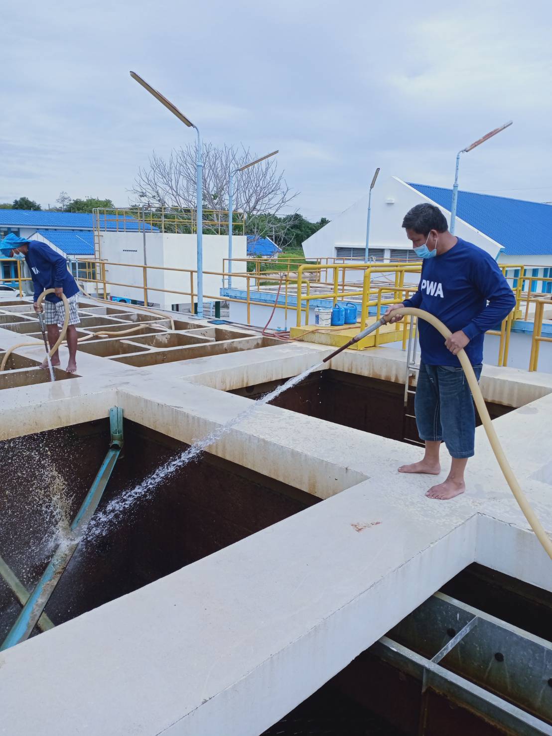 กปภ.สาขาพนมทวน ปฏิบัติตามแผนงานโครงการ WSP ล้างถังตกตะกอนประจำเดือน กรกฎาคม 2564