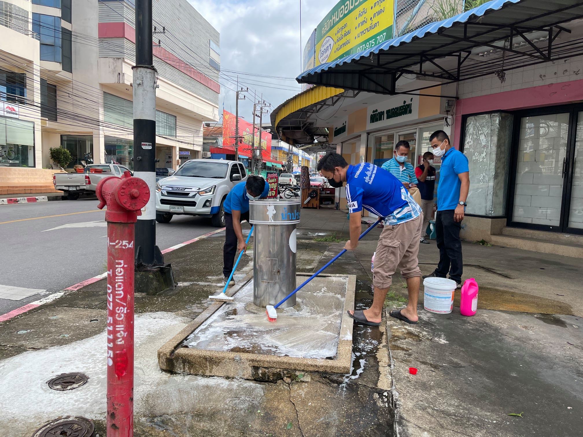 การประปาส่วนภูมิภาคสาขาชุมพร ร่วมทำความสะอาดตู้น้ำดื่มได้ที่อยู่ในพื้นที่ความรับผิดชอบของ กปภ.สาขาชุมพร ภายใต้โครงการ Water is life
