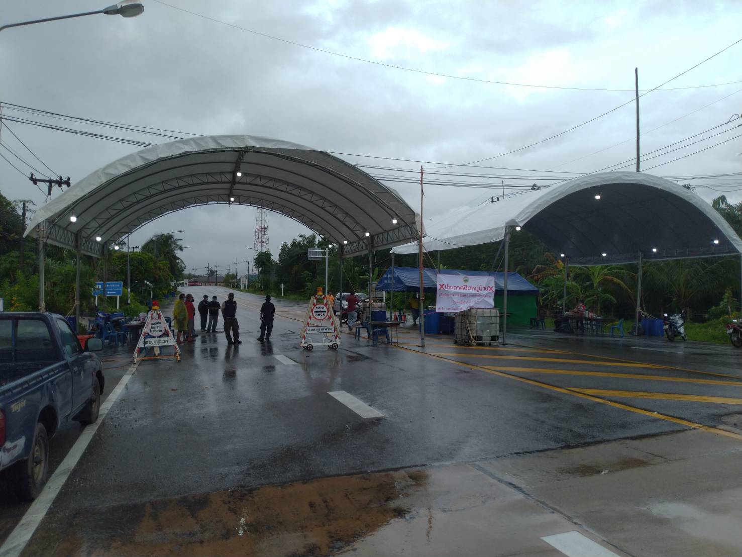 กปภ.สาขาตะกั่วป่า มอบน้ำดื่ม 200 ขวด ให้กับด่านเฝ้าระวังและควบคุมการแพร่ระบาดของโรคติดต่อเชื้อไวรัสโคโรนา 2019 (Covid-19) ณ บ้านฝ่ายท่า ต.ทุ่งมะพร้าว อ.ท้ายเหมือง จ.พังงา