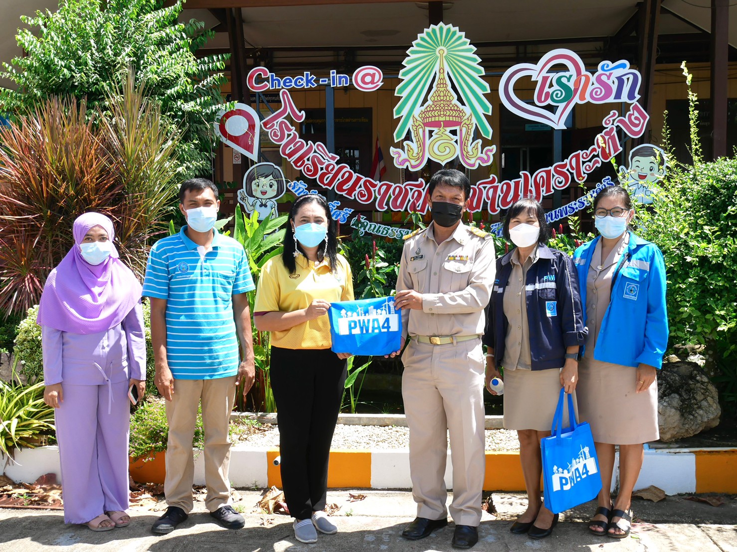 การประปาส่วนภูมิภาคสาขากระบี่ จัดทีมเจ้าหน้าที่ลงพื้นที่โรงเรียนราชประชานุเคราะห์ เข้าตรวจสอบระบบประปาและเก็บตัวอย่างน้ำเพื่อทดสอบคุณภาพน้ำของโรงเรียนตามโครงการ อาสาประปาเพื่อปวงชน ปีที่ 1