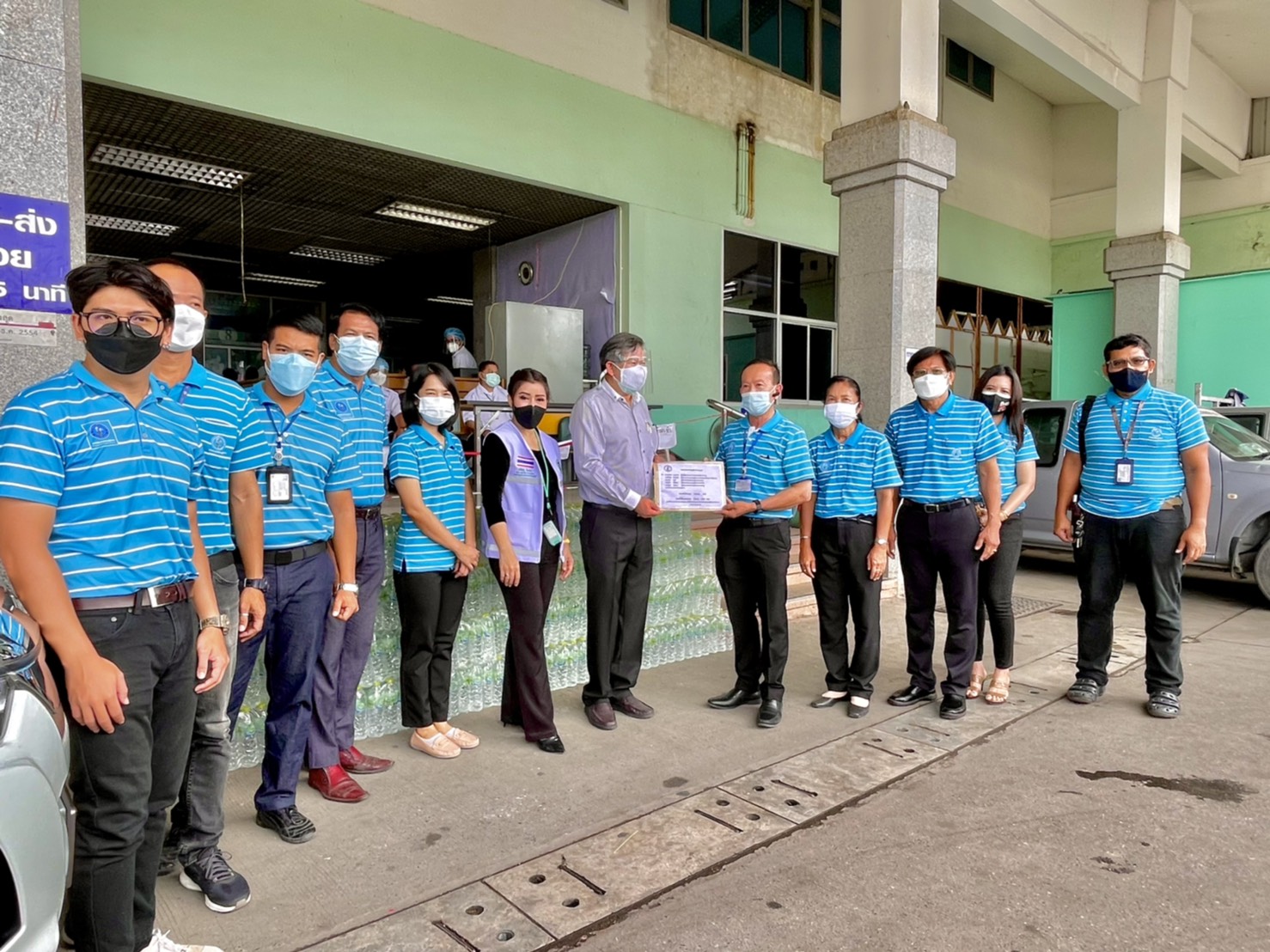 การประปาส่วนภูมิภาคเขต 2 กปภ.สาขาพระนครศรีอยุธยา(พ) กปภ. สาขาเสนา กปภ. สาขาท่าเรือ กปภ. สาขาผักไห่ และพนักงานการประปาส่วนภูมิภาค ได้มอบเงิน และน้ำดื่มบรรจุขวด ให้แก่ โรงพยาบาลพระนครศรีอยุธยา