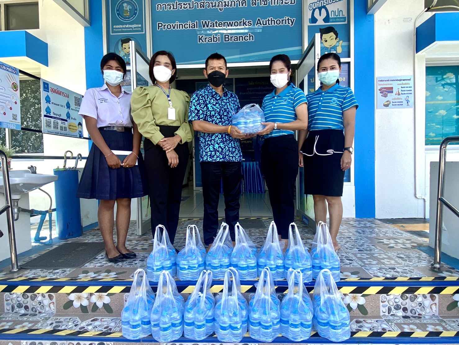 การประปาส่วนภูมิภาคสาขากระบี่ มอบน้ำดื่มบรรจุขวดตราสัญลักษณ์ กปภ. สำหรับบุคลากรทางการแพทย์และประชาชนผู้เข้ารับการฉีดวัคซีนป้องกัน Covid-19 จุดบริการ Walk in มัสยิดกลางประจำจังหวัดกระบี่