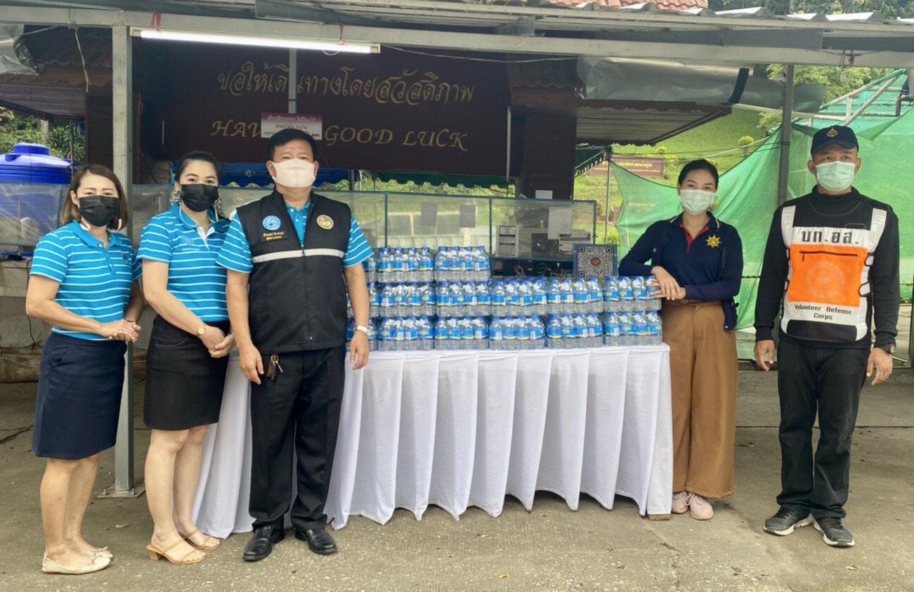 กปภ.สาขาน่าน โดยนายเรืองเดช ริกากรณ์ ผู้จัดการการประปาส่วนภูมิภาคสาขาน่าน ได้นำน้ำดื่มบรรจุขวดตราสัญลักษณ์ กปภ. มอบให้กับคณะเจ้าหน้าที่สาธารณสุข, เจ้าหน้าที่กรมการปกครอง, ทหาร, ตำรวจ, อสม. และผู้ที่เกี่ยวข้อง ที่ปฏิบัติหน้าที่ในการคัดกรองผู้ป่วย Covid-19 ณ ด่านบ้านห้วยน้ำอุ่น ต.อ่ายนาไลย อ.เวียงสา จ.น่าน เมื่อวันที่ 26 สิงหาคม 2564
