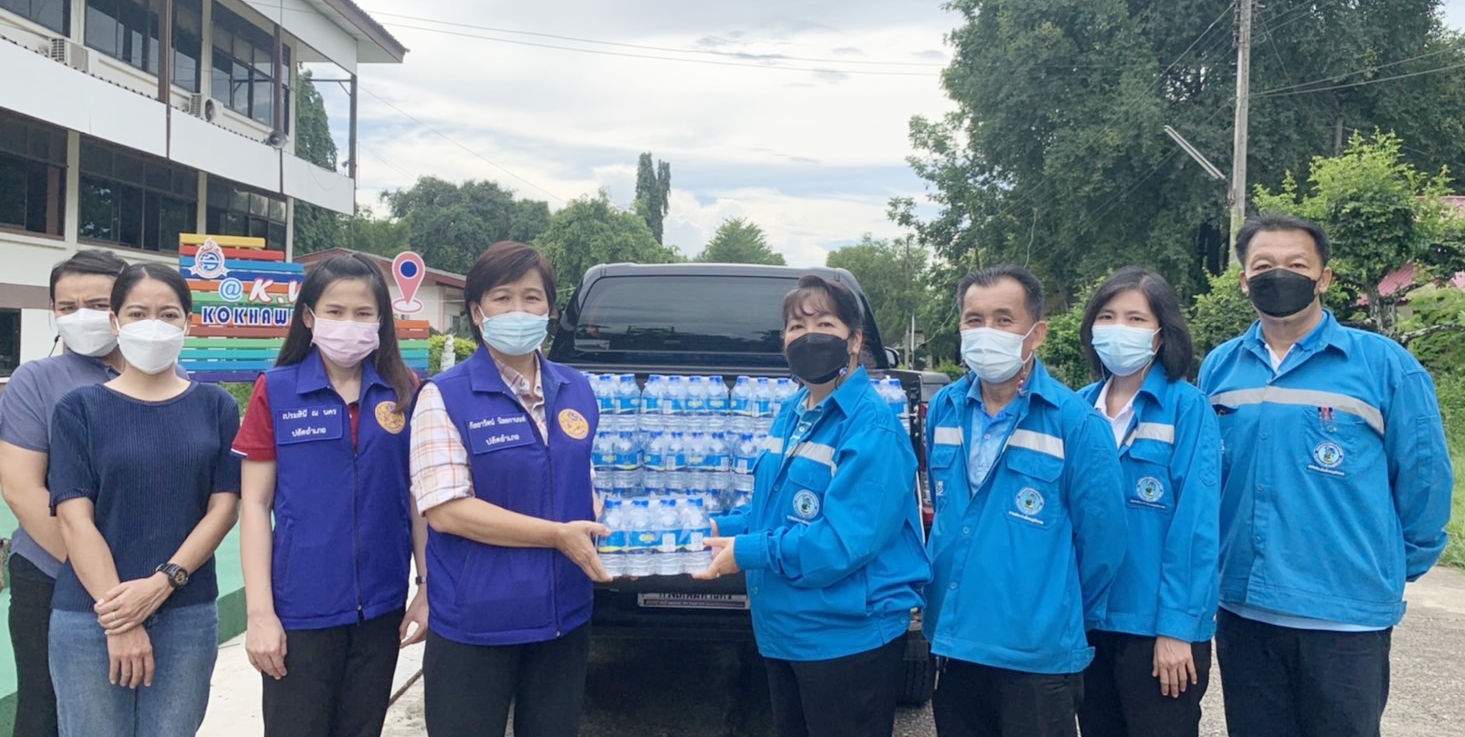 การประปาส่วนภูมิภาคสาขาเกาะคา สนับสนุนน้ำดื่มบรรจุขวดตราสัญลักษณ์ให้กับศูนย์ปฏิบัติการควบคุมโรคอำเภอเกาะคา