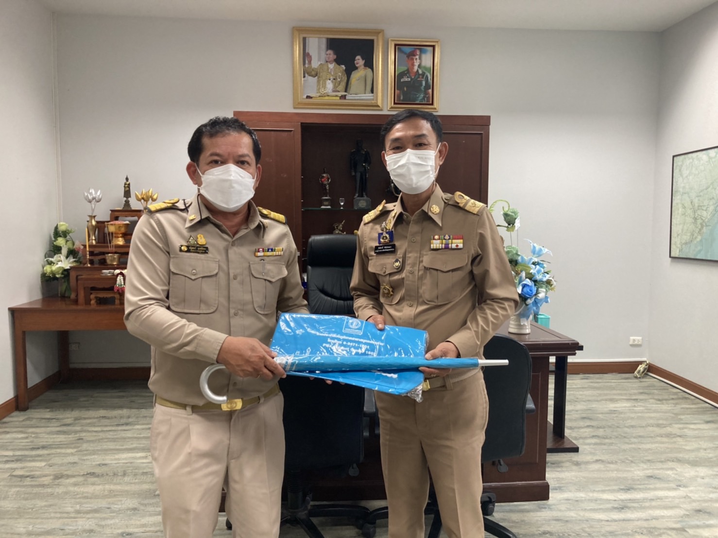 กปภ.สาขาสมุทรสงคราม เข้าพบ รองผู้ว่าราชการจังหวัดสมุทรสงคราม และ นายอำเภอเมืองสมุทรสงคราม เพื่อรายงานตัวเนื่องในโอกาสที่ย้ายมาดำรงตำแหน่งใหม่