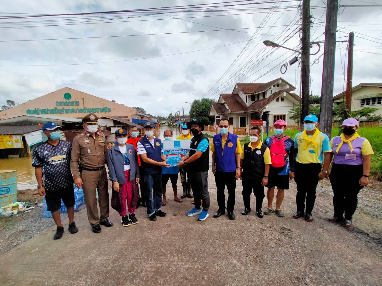 การประปาส่วนภูมิภาคสาขาตราดสนับสนุนน้ำดื่มบรรจุขวดตราสัญลักษณ์ กปภ. ให้แก่ประชาชนที่ได้รับผลกระทบจากน้ำท่วม พื้นที่ อ.เขาสมิง จ.ตราด