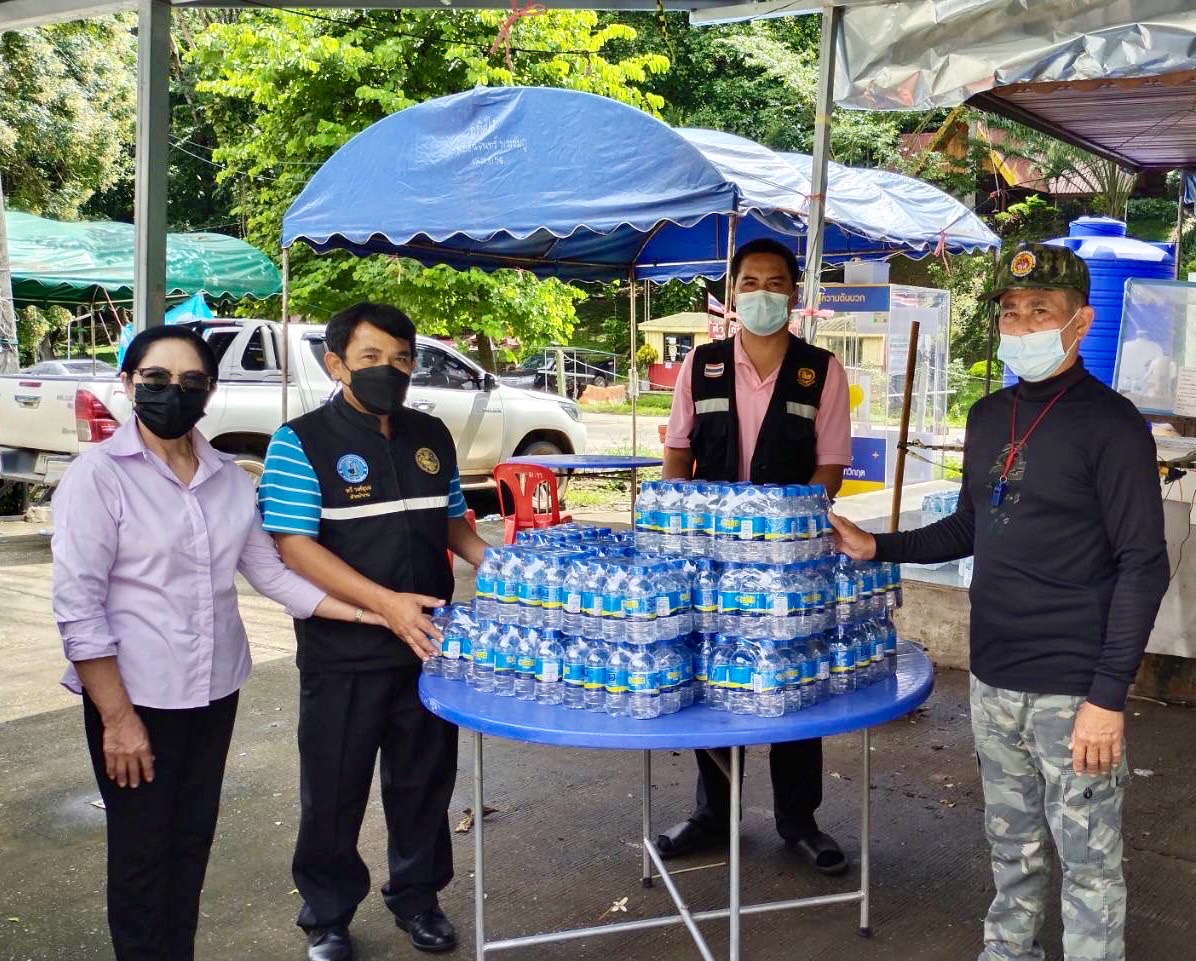 กปภ.สาขาน่าน โดยนายเรืองเดช ริกากรณ์ ผู้จัดการการประปาส่วนภูมิภาคสาขาน่าน มอบหมายให้หัวหน้างานผลิต นำน้ำดื่มบรรจุขวดตราสัญลักษณ์ กปภ. มอบให้กับคณะเจ้าหน้าที่สาธารณสุข, เจ้าหน้าที่กรมการปกครอง, ทหาร, ตำรวจ, อสม. และผู้ที่เกี่ยวข้อง ที่ปฏิบัติหน้าที่ในการคัดกรองผู้ป่วย Covid-19 ณ ด่านบ้านห้วยน้ำอุ่น ต.อ่ายนาไลย อ.เวียงสา จ.น่าน เมื่อวันที่ 12 ตุลาคม 2564