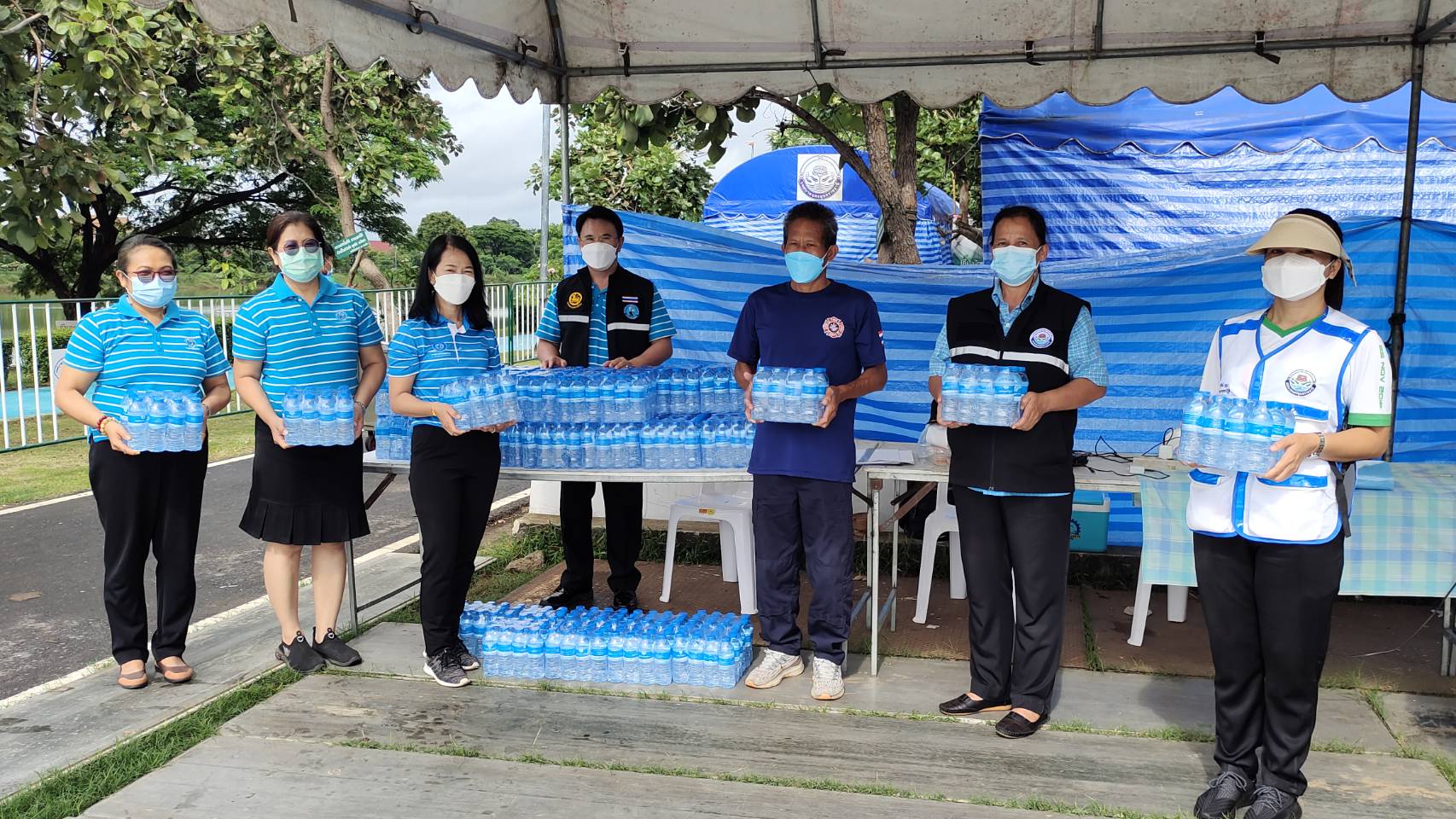 กปภ.สาขาอุบลราชธานี ลงพื้นที่มอบน้ำดื่มบรรจุขวดตราสัญลักษณ์ กปภ. ให้แก่ประชาชนผู้ประสบอุทกภัย ณ ศูนย์พักพิงชั่วคราว