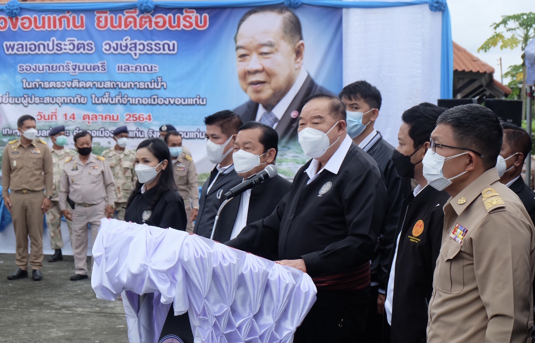 กปภ.สาขาขอนแก่น (พ) บริการน้ำดื่มบรรจุขวดตราสัญลักษณ์ กปภ. เพื่อให้บริการ หน่วยงานราชการและประชาชนในการต้อนรับ พลเอก ประวิตร วงษ์สุวรรณ รองนายกรัฐมนตรี พร้อมคณะฯ ลงพื้นที่ติดตามสถานการณ์น้ำท่วมพร้อมแจกถุงยังชีพให้ผู้ประสบอุทกภัย