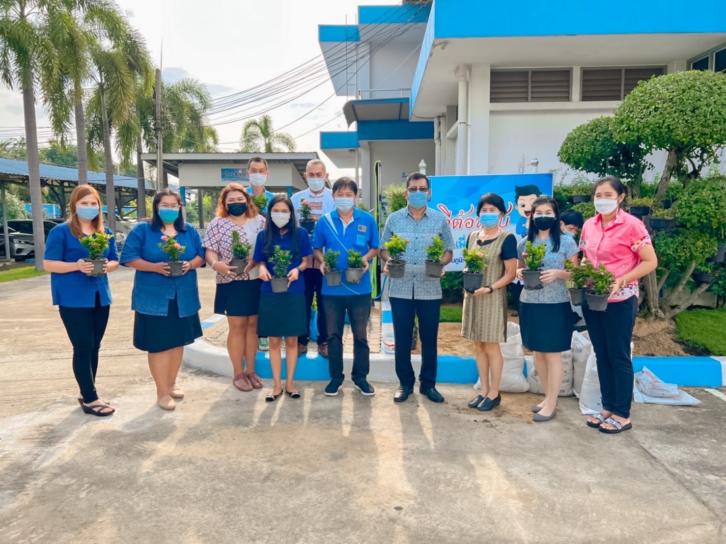 กปภ.สาขาอ้อมน้อยจัดกิจกรรมเสริมสร้างความสามัคคีโดยการร่วมกันปรับปรุงภูมิทัศน์โดยรอบสำนักงาน