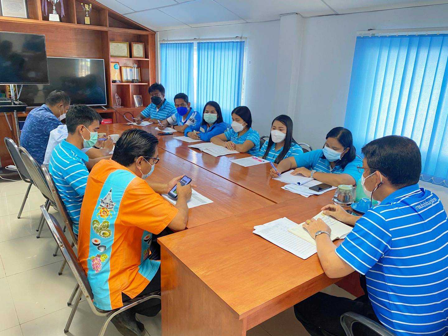 วันพฤหัสบดีที่ 4 พฤศจิกายน 2564 การประปาส่วนภูมิภาคสาขากาญจนดิษฐ์ โดยนายสุรพงศ์ สมหวัง ผู้จัดการ กปภ.สาขากาญจนดิษฐ์ ประชุมหารือหัวหน้างาน.และคณะทำงานหาน้ำสูญเสียเชิงกายภาพ และเชิงพาณิชย์ พร้อมวางแผนประสานงานในการลงพื้นที่ .เพื่อออกรับคำขอติดตั้งมาตรในพื้นที่ โครงการขยายเขตจำหน่ายน้ำและออกหน่วยบริการนอกสถานที่ประจำเดือน อ.ดอนสัก จังหวัดสุราษฎร์ธานี เพื่ออำนวยความสะดวกให้ลูกค้าในพื้นที่การให้บริการ พร้อมกันนี้ได้ลงพื้นที่ ตรวจสอบมาตรผิดปกติ 0 ลบ.ม เพื่อเป็นการลดน้ำสูญเสียให้ได้ตามเป้าต่อไป