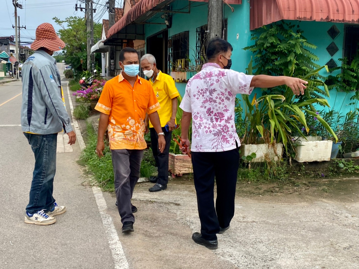 การประปาส่วนภูมิภาคสาขากระบี่ ดำเนินงานตามแผนบริหารจัดการน้ำสูญเสีย เดินหน้าลงพื้นที่ ถนนวิจิตร ตำบลปากน้ำ ซอยเกียรติกุล ตำบลไสไทยถึง อำเภอเมืองกระบี่ จังหวัดกระบี่ เดินเท้าหาท่อแตกรั่ว พร้อมซ่อมปิดจุด เพื่อลดการเกิดน้ำสูญเสีย
