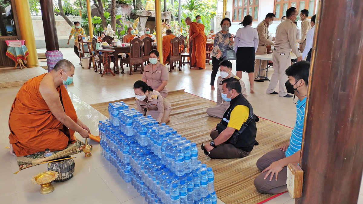 กปภ.สาขาอุบลราชธานี สนับสนุนน้ำดื่ม งานประเพณีทอดผ้ากฐินและผ้าป่า