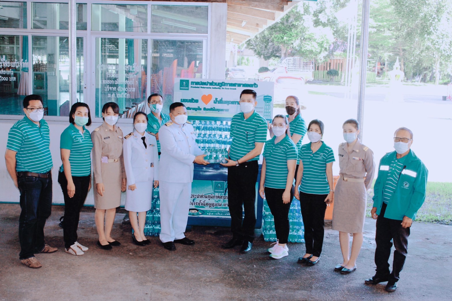 กปภ.สาขาสระแก้ว มอบน้ำดื่มบรรจุขวดตราสัญลักษณ์ กปภ.ให้กับสำนักงานจังหวัดสระแก้ว