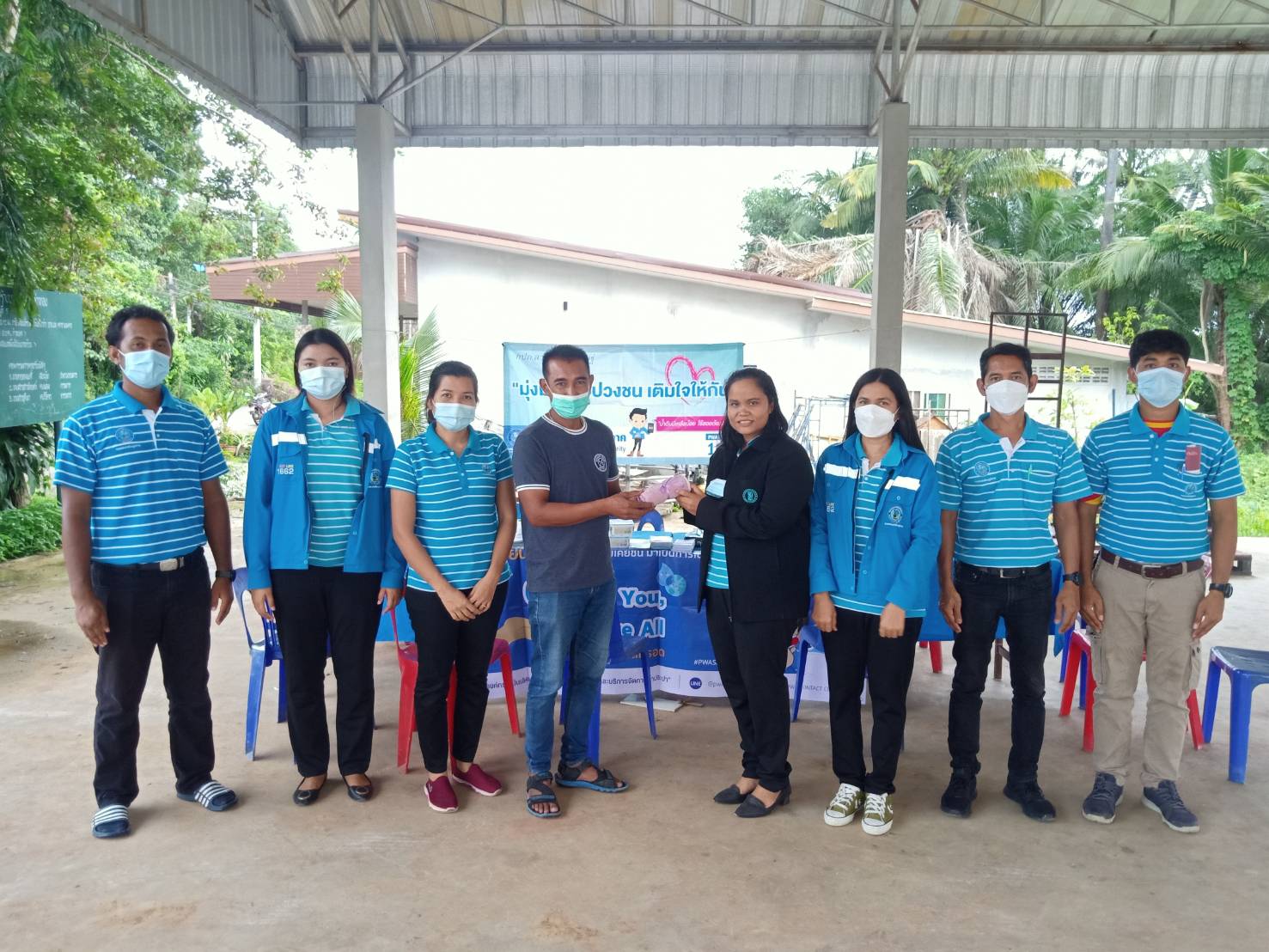 วันพุธที่ 10 พฤศจิกายน 2564 การประปาส่วนภูมิภาคสาขากาญจนดิษฐ์ โดย นายสุรพงศ์ สมหวัง ผู้จัดการการประปาส่วนภูมิภาคสาขากาญจนดิษฐ์ มอบหมายหัวหน้างานและพนักงานในสังกัด ลงพื้นที่เชิงรุกเปิดรับลงทะเบียนและขอติดตั้งมาตรวัดน้ำ ณ ศาลาประชาคม วัดประสพ ตำบลท่าทอง และประชาสัมพันธ์เสียงตามสาย ในโซนพื้นที่ตำบลท่าทอง ตำบลพลายวาส โดยเป็นแนวท่อที่วางเสร็จเรียบร้อยแล้วพร้อมจ่ายน้ำให้ลูกค้าผู้ใช้น้ำในพื้นที่ดังกล่าว ทั้งนี้หากมีลูกค้าบริเวณดังกล่าวไม่สามารถมายื่นเอกสารได้ในวันนี้ สามารถไปขอติดตั้งมาตรวัดน้ำได้ที่ สำนักงานประปาส่วนภูมิภาคสาขากาญจนดิษฐ์ได้ต่อไป ในวันและเวลาราชการ