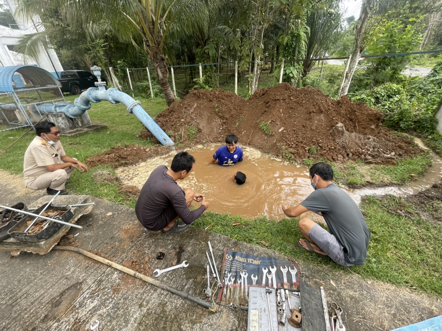 วันจันทร์ที่ 20 ธันวาคม 2564 การประปาส่วนภูมิภาคสาขากาญจนดิษฐ์ ภายใต้การบริหารงานโดย นายสุรพงศ์ สมหวัง ผู้จัดการการประปาส่วนภูมิภาคสาขากาญจนดิษฐ์ มอบหมายนายอัครเดช เพ็ชรโชติ หัวหน้างาน 8 งานผลิต และพนักงาน เร่งทำการแก้ไขปรับเปลี่ยนประตูน้ำ ปิด - เปิด การจ่ายน้ำ ภายในสถานีผลิตน้ำบ้านน้ำฉา ที่ชำรุดเสียหายพร้อมทำการแก้ไขและจ่ายน้ำได้ตามปกติ เมื่อเวลา 15.30 น เพื่อจ่ายน้ำให้ลูกค้าต่อไป