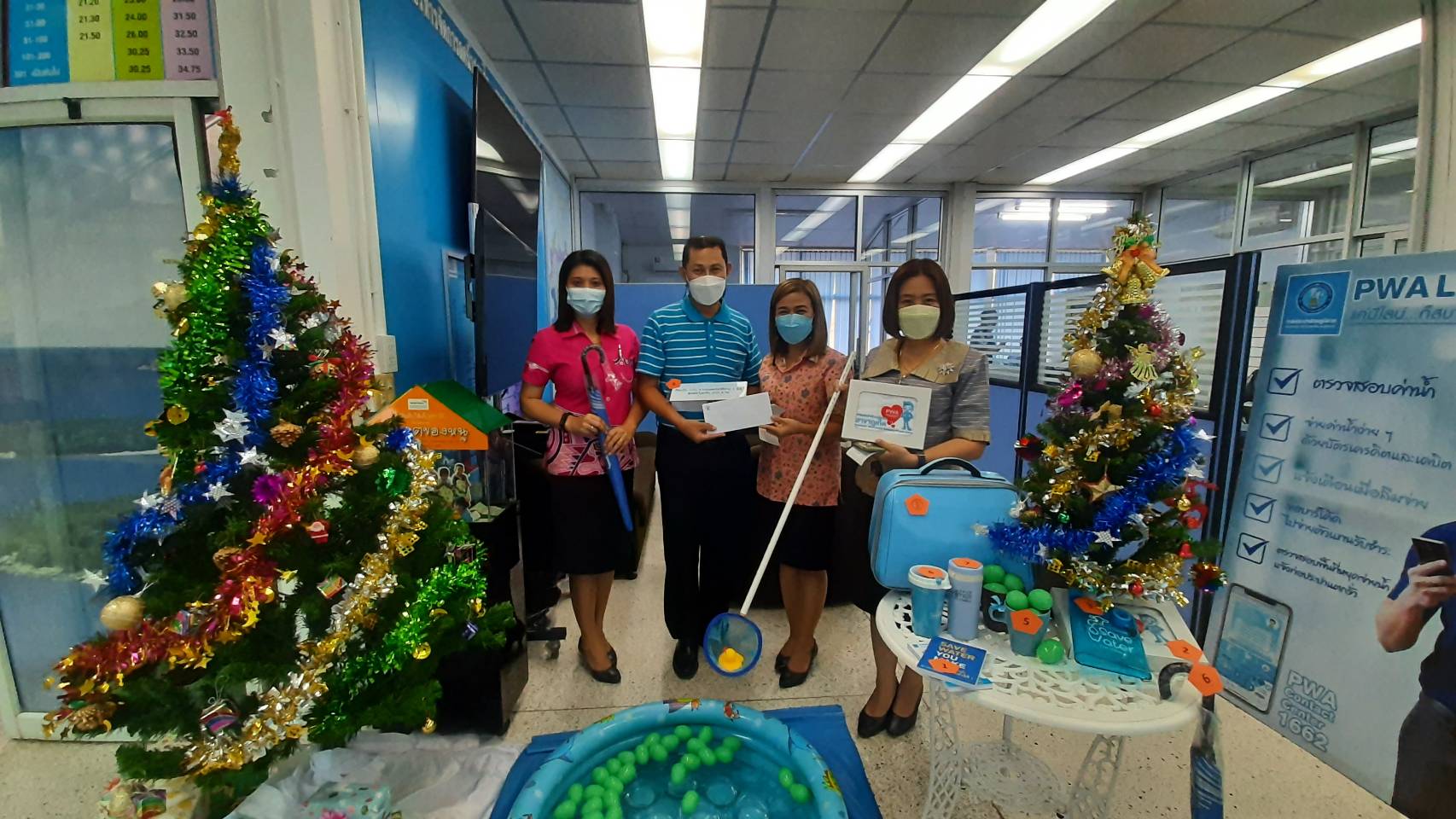 กปภ.สาขาภูเก็ต จัดกิจกรรม "จ่ายปุ๊บ-รับปั๊บ" แจกของที่ระลึก ในช่วงเทศกาลคริสต์มาสและส่งท้ายปีเก่า