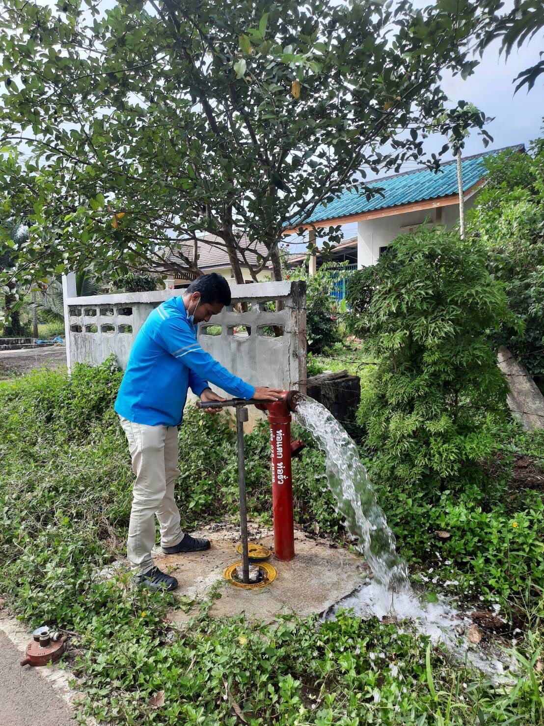 การประปาส่วนภูมิภาคสาขาทุ่งสง ดำเนินการตามแผนงานบริการและควบคุมน้ำสูญเสีย โบล์วน้ำเพื่อระบายตะกอนในเส้นท่อ และตรวจสอบแรงดันน้ำ