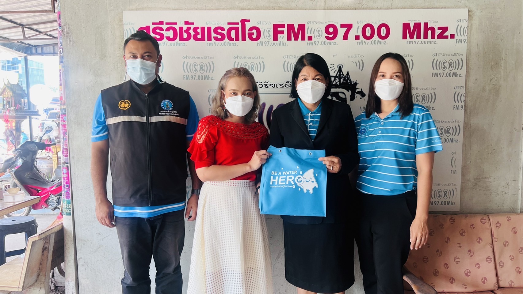 การประปาส่วนภูมิภาค สาขาไชยา ลงพื้นที่พบปะสื่อมวลชน พร้อมประชาสัมพันธ์ชี้แจงข่าวสาร กปภ. และมอบของที่ระลึก แก่ สถานีวิทยุ ศรีวิชัยเรดิโอ FM. 97.00 Mhz.