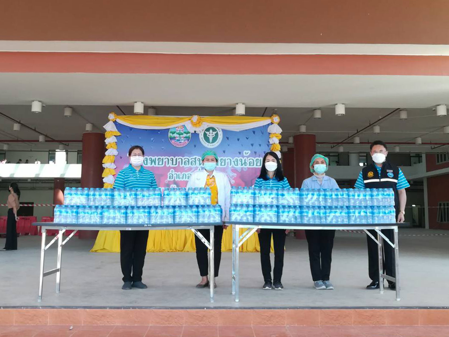 กปภ.สาขาอุบลราชธานี มอบน้ำดื่มบรรจุขวดเพื่อใช้ในโรงพยาบาลสนามยางน้อย อำเภอเขื่องใน มหาวิทยาลัยราชภัฏอุบลราชธานี วิทยาเขตบ้านยางน้อย