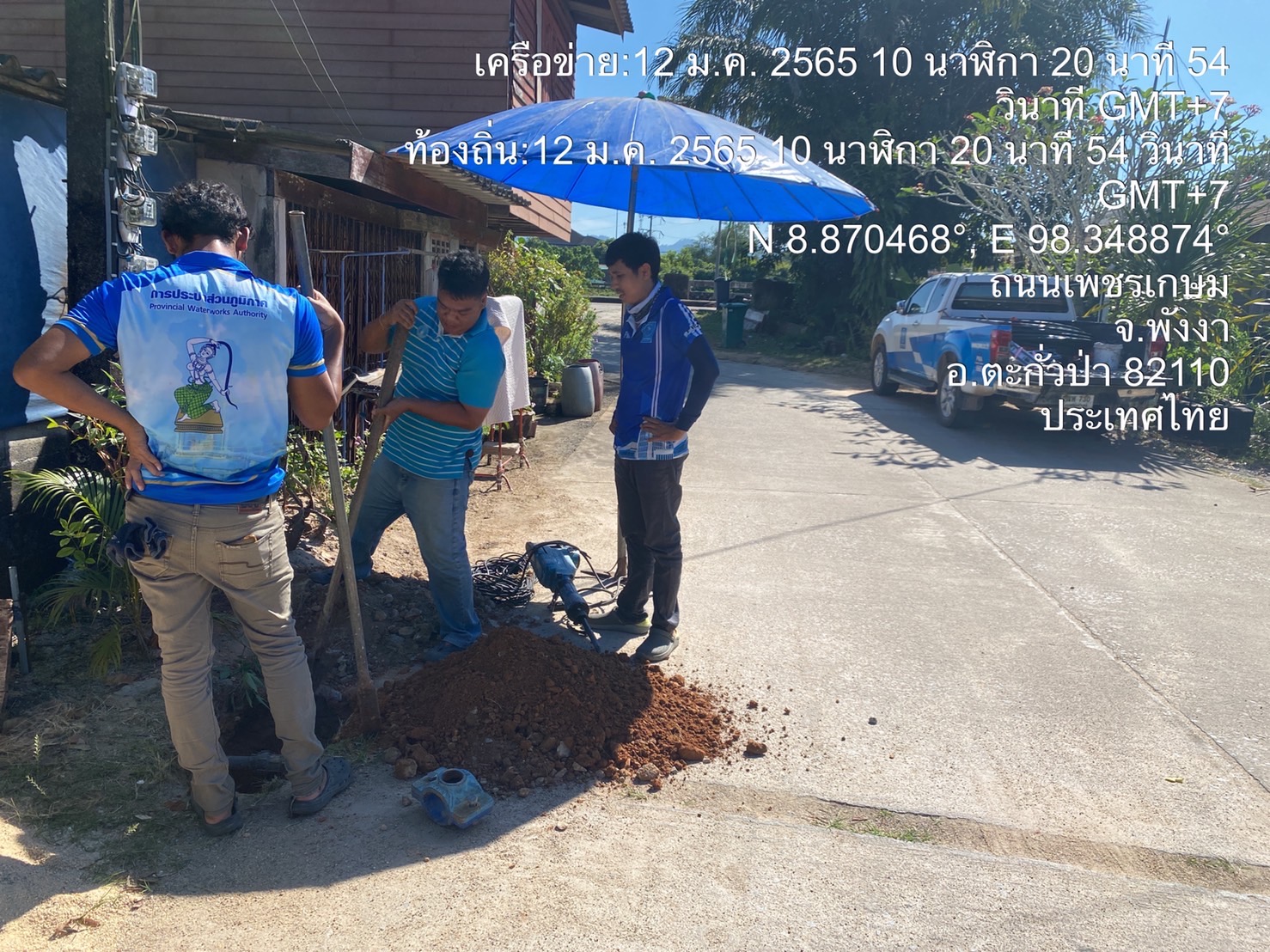 กปภ.สาขาตะกั่วป่า ลงพื้นที่แก้ไขปัญหาตามข้อร้องเรียน เรื่องน้ำไหลอ่อน ในพื้นที่ ซอยเสนาราษฎร์ อ.ตะกั่วป่า จ.พังงา