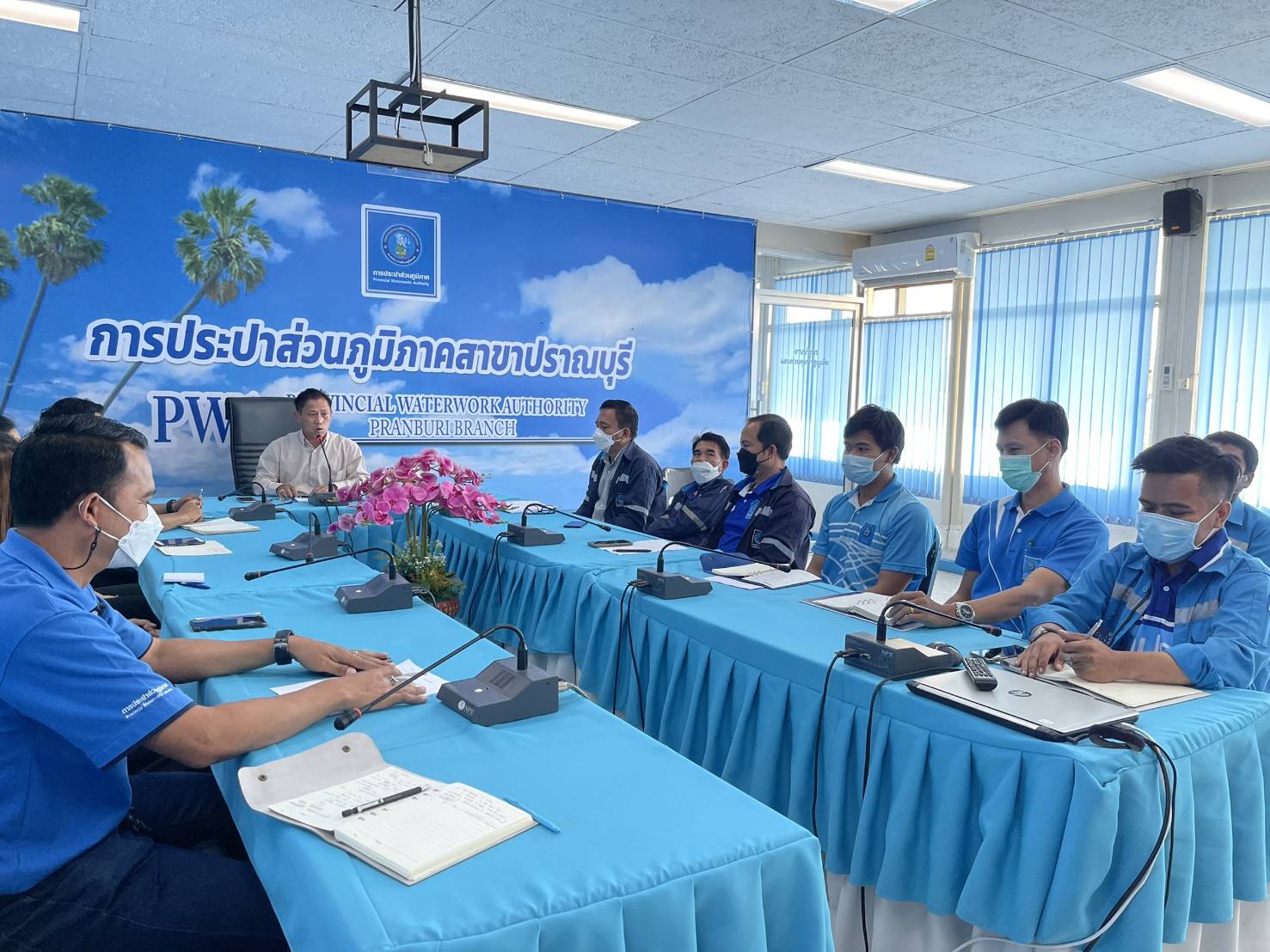 กปภ.สาขาปราณบุรี จัดกิจกรรมMorning Talk ประจำเดือนมกราคม 2565 โดยนั่งแบบเว้นระยะห่าง Social Distancing ตามแผนกิจกรรมสร้างระบบและส่งเสริมความผูกพัน ตามยุทธศาสตร์